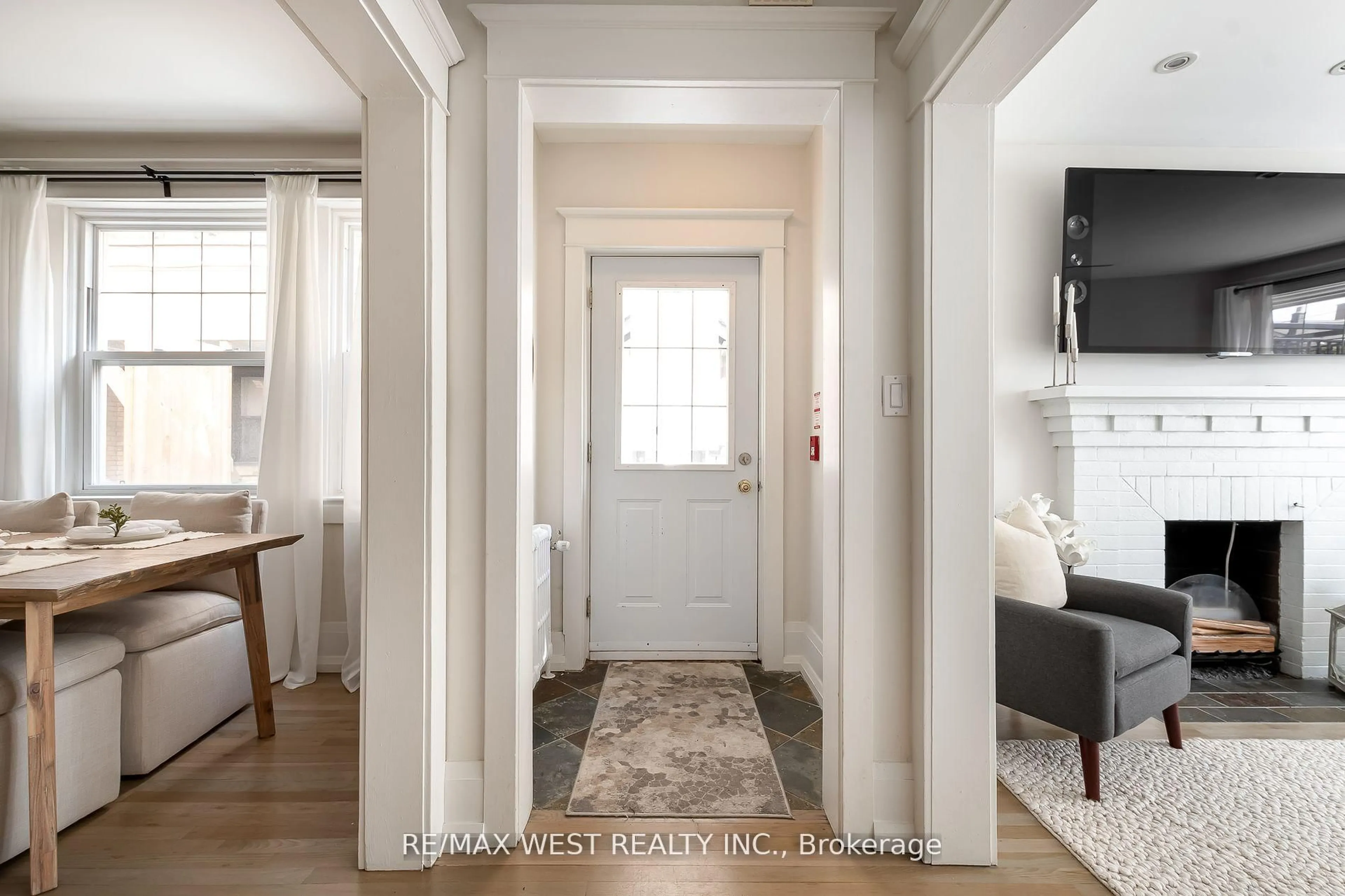 Indoor entryway for 9 Humewood Dr #Bldg 1, Toronto Ontario M6C 1C9