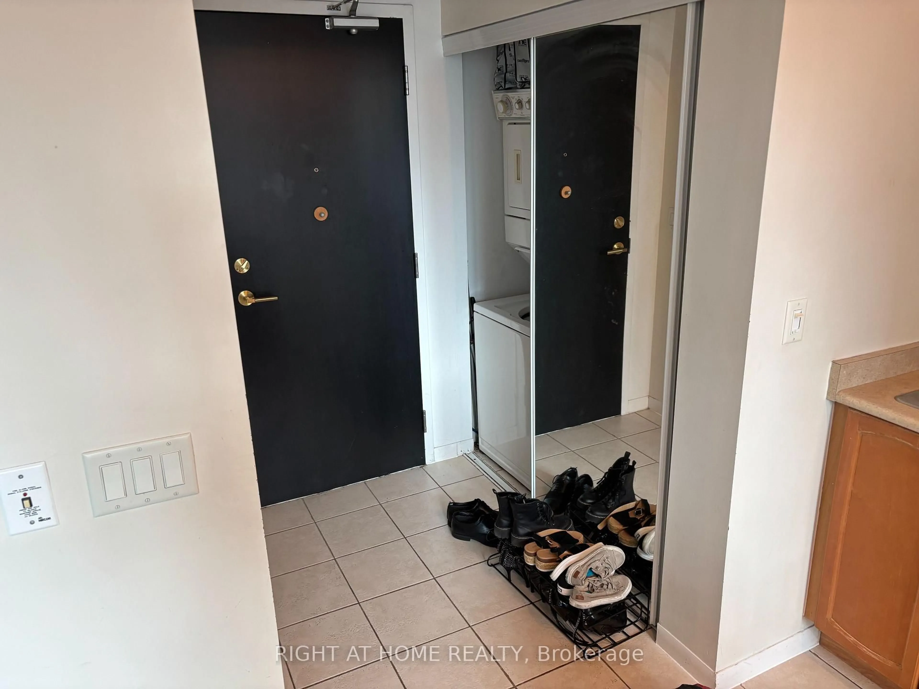 Unknown for 18 Yonge St #2404, Toronto Ontario M5E 1Z8