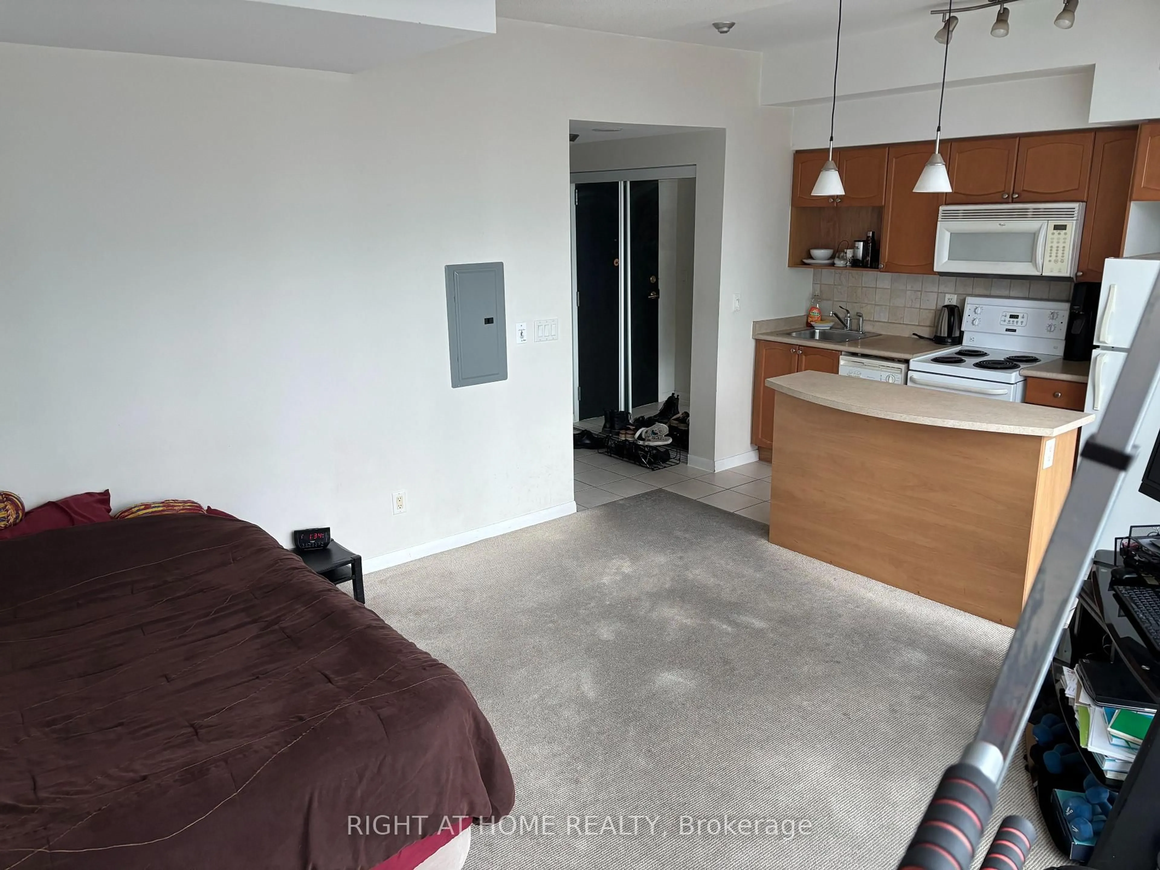 A pic of a room for 18 Yonge St #2404, Toronto Ontario M5E 1Z8