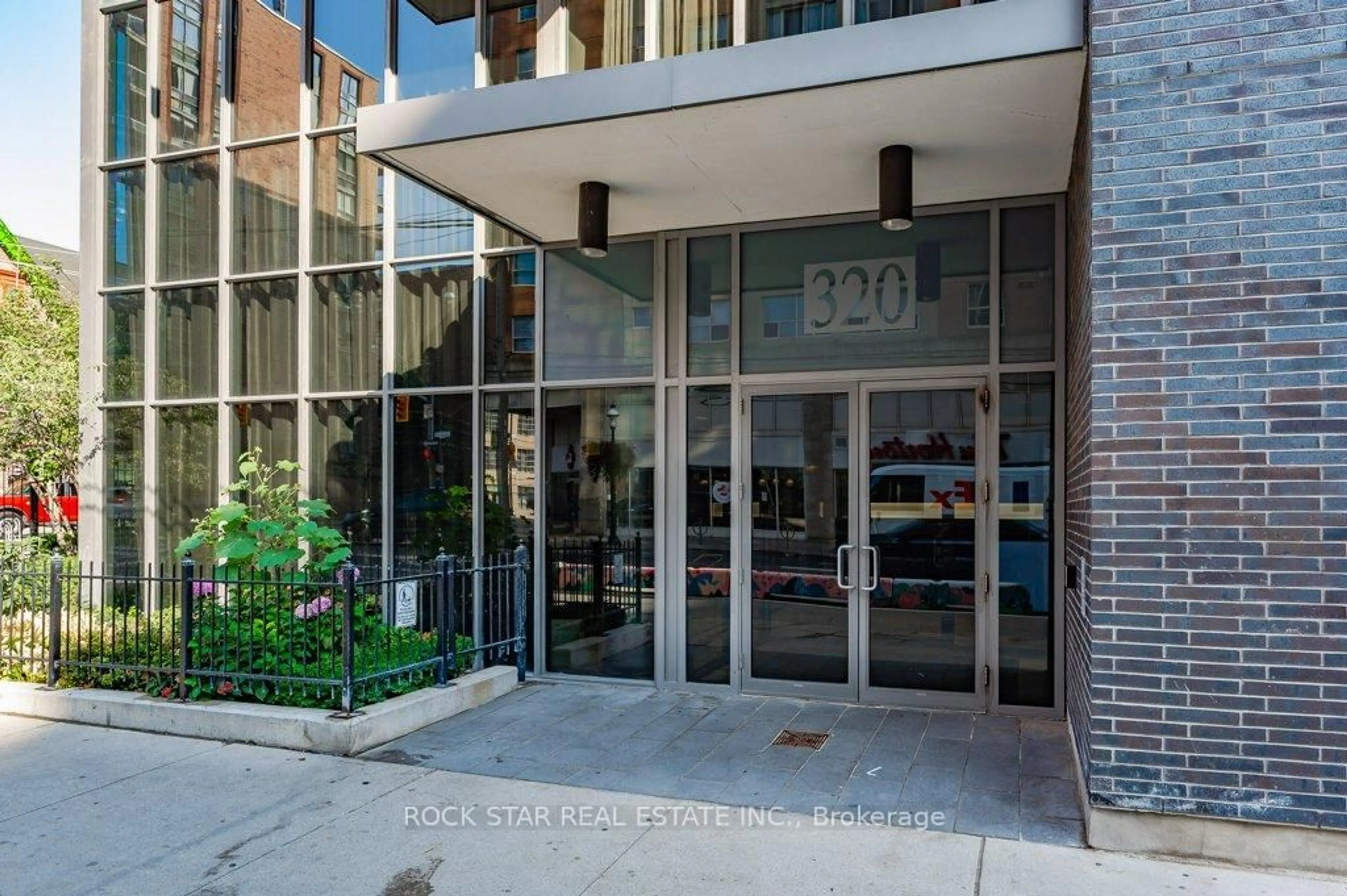 Indoor foyer for 320 Richmond St #LPH13, Toronto Ontario M5A 4S4