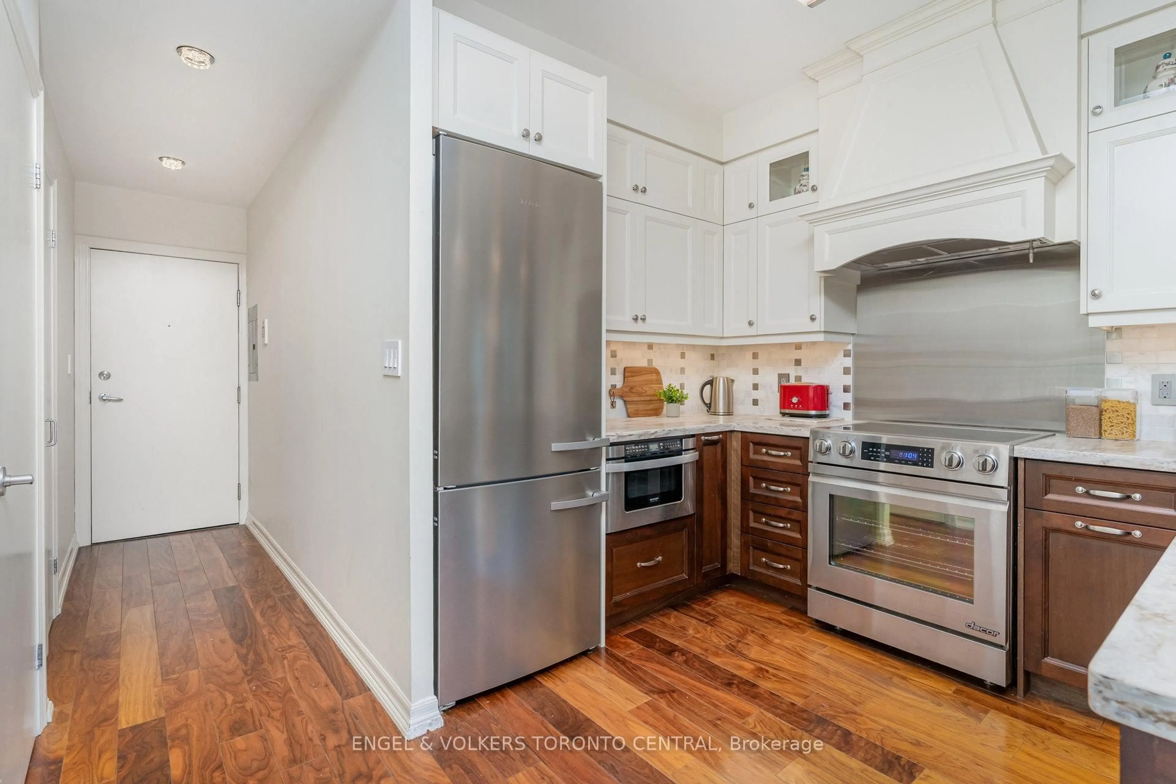 Unknown for 300 Bloor St #2107, Toronto Ontario M4W 3Y2