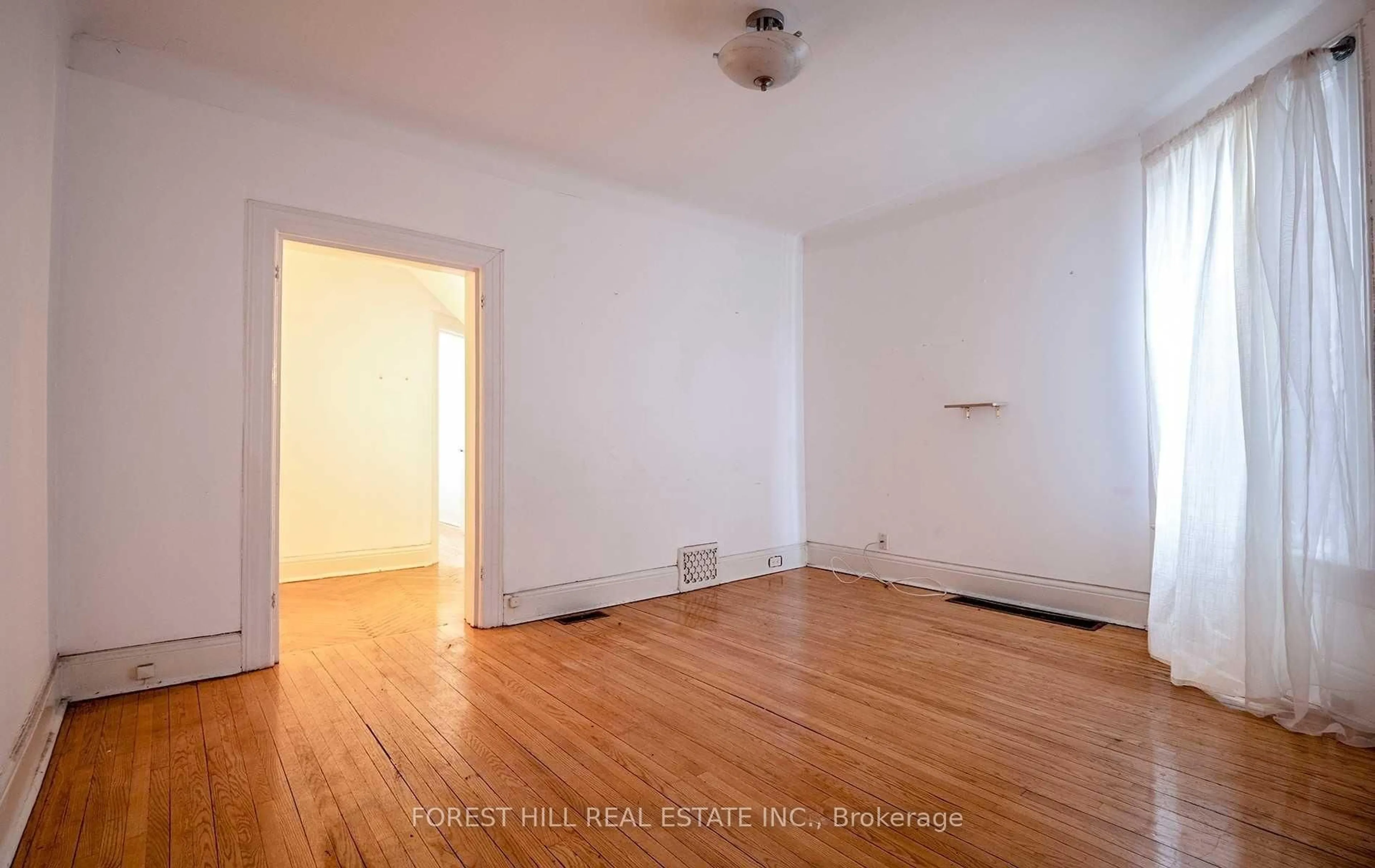 A pic of a room for 775 Markham St, Toronto Ontario M6G 2M4