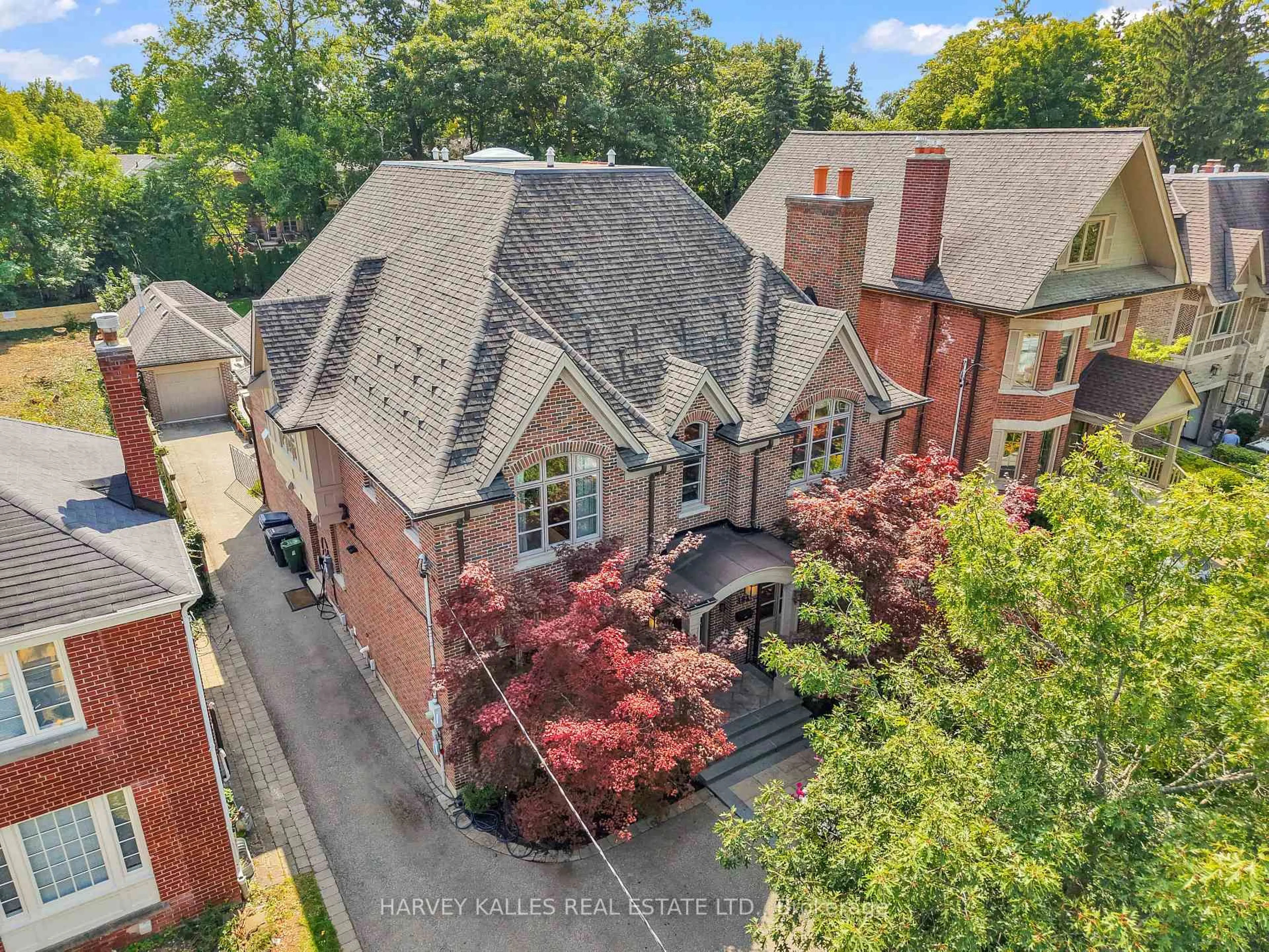 A pic from outside/outdoor area/front of a property/back of a property/a pic from drone, street for 381 Glencairn Ave, Toronto Ontario M5N 1V2