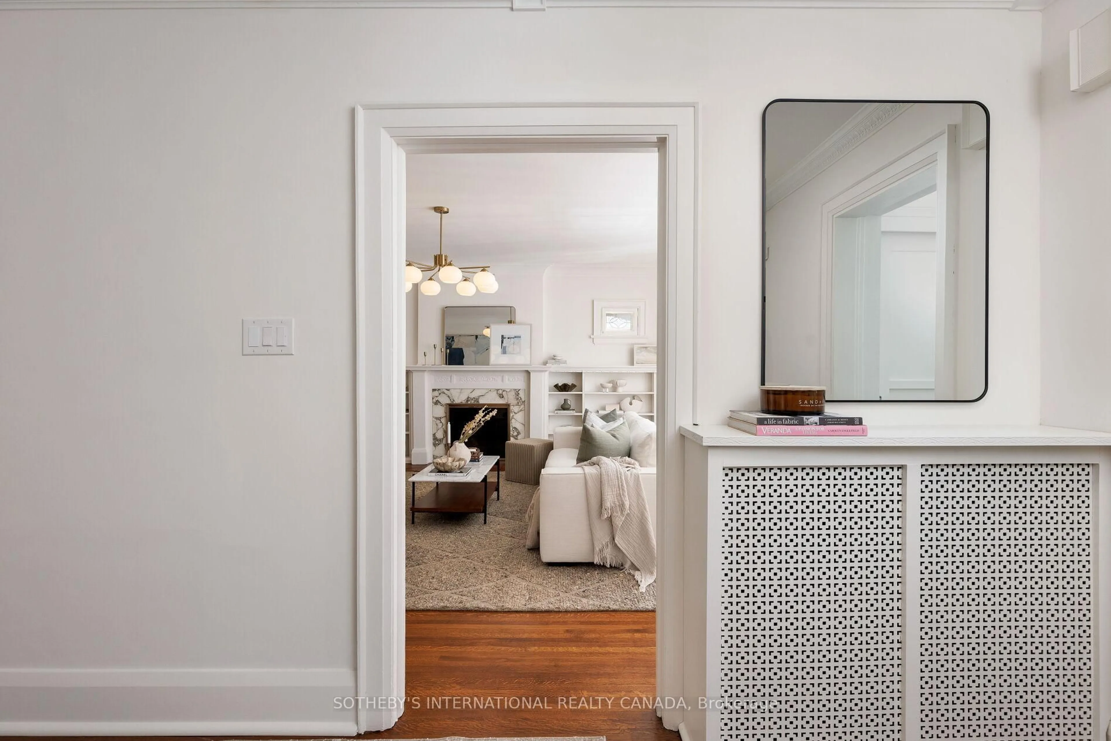Indoor entryway for 61 Eastbourne Ave, Toronto Ontario M5P 2G1