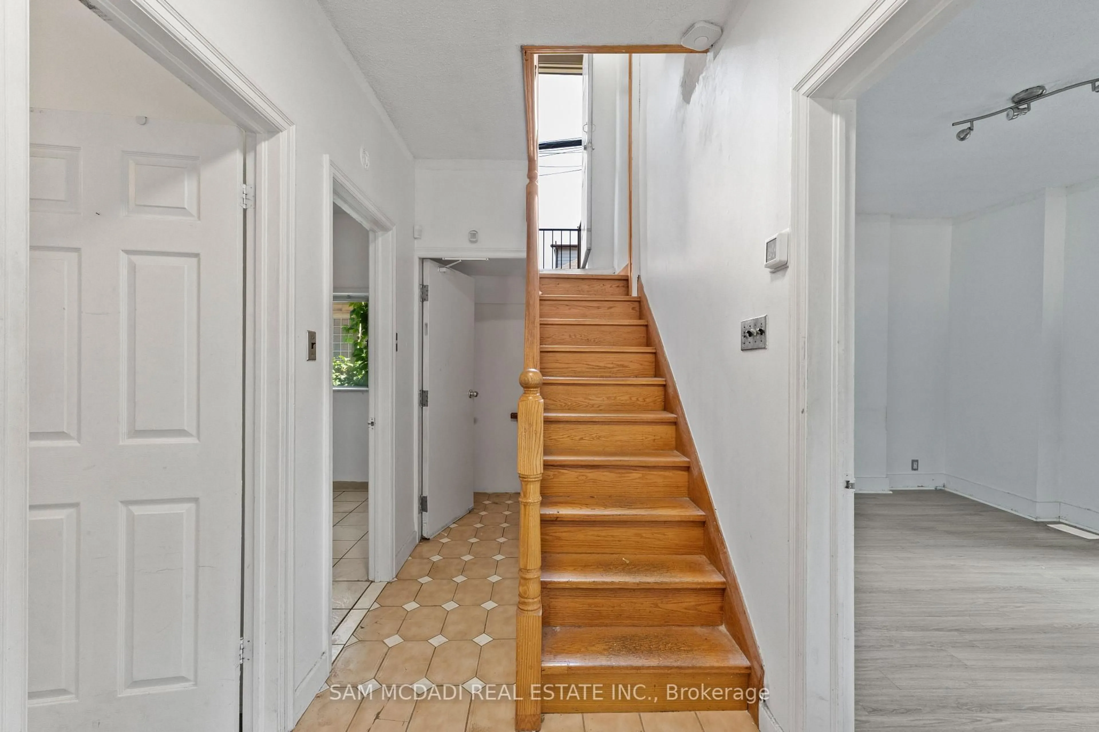 Indoor foyer for 415 Crawford St, Toronto Ontario M6G 3J7