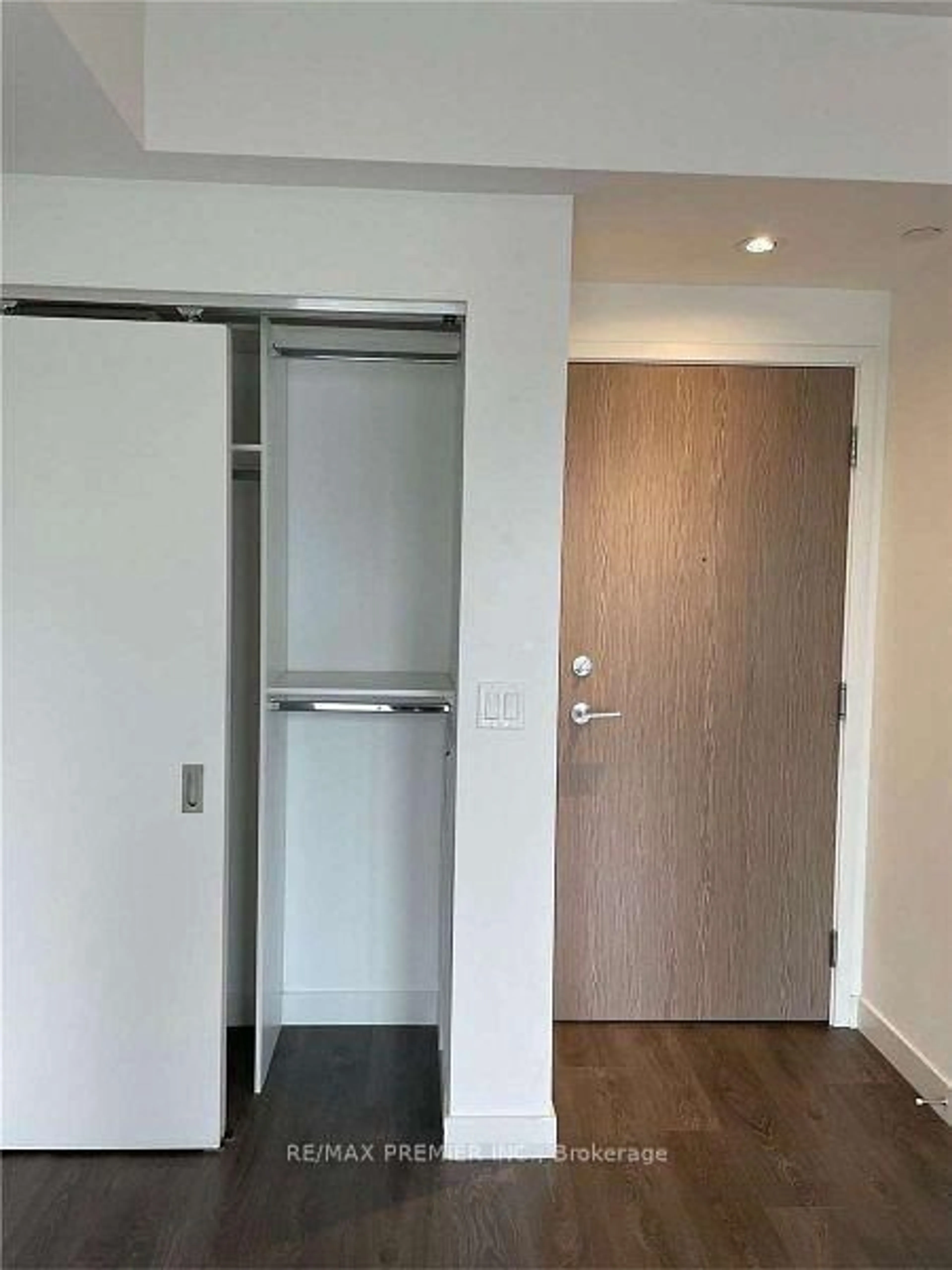 Unknown for 215 Queen St #1612, Toronto Ontario M5V 0P5