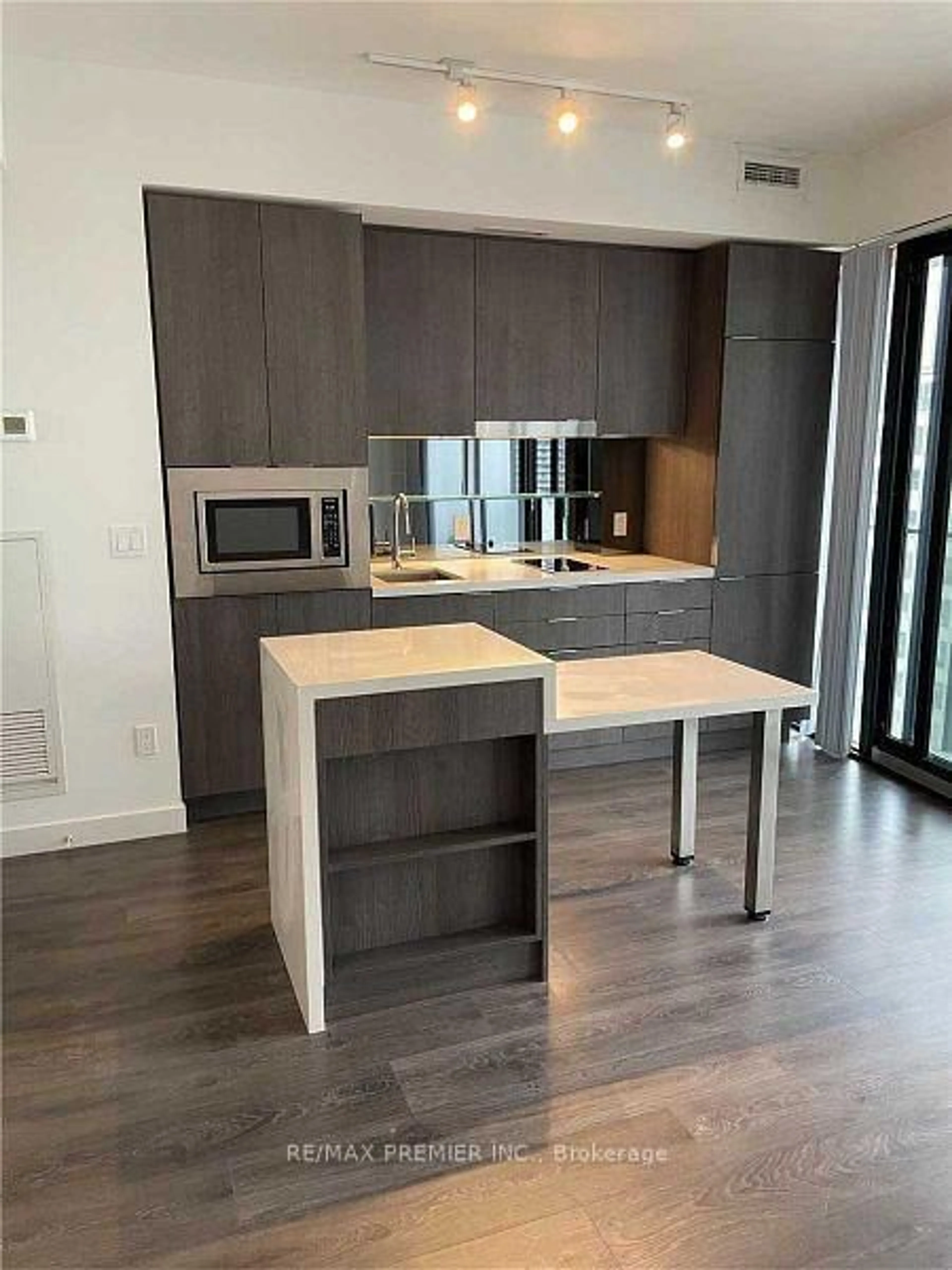 Unknown for 215 Queen St #1612, Toronto Ontario M5V 0P5