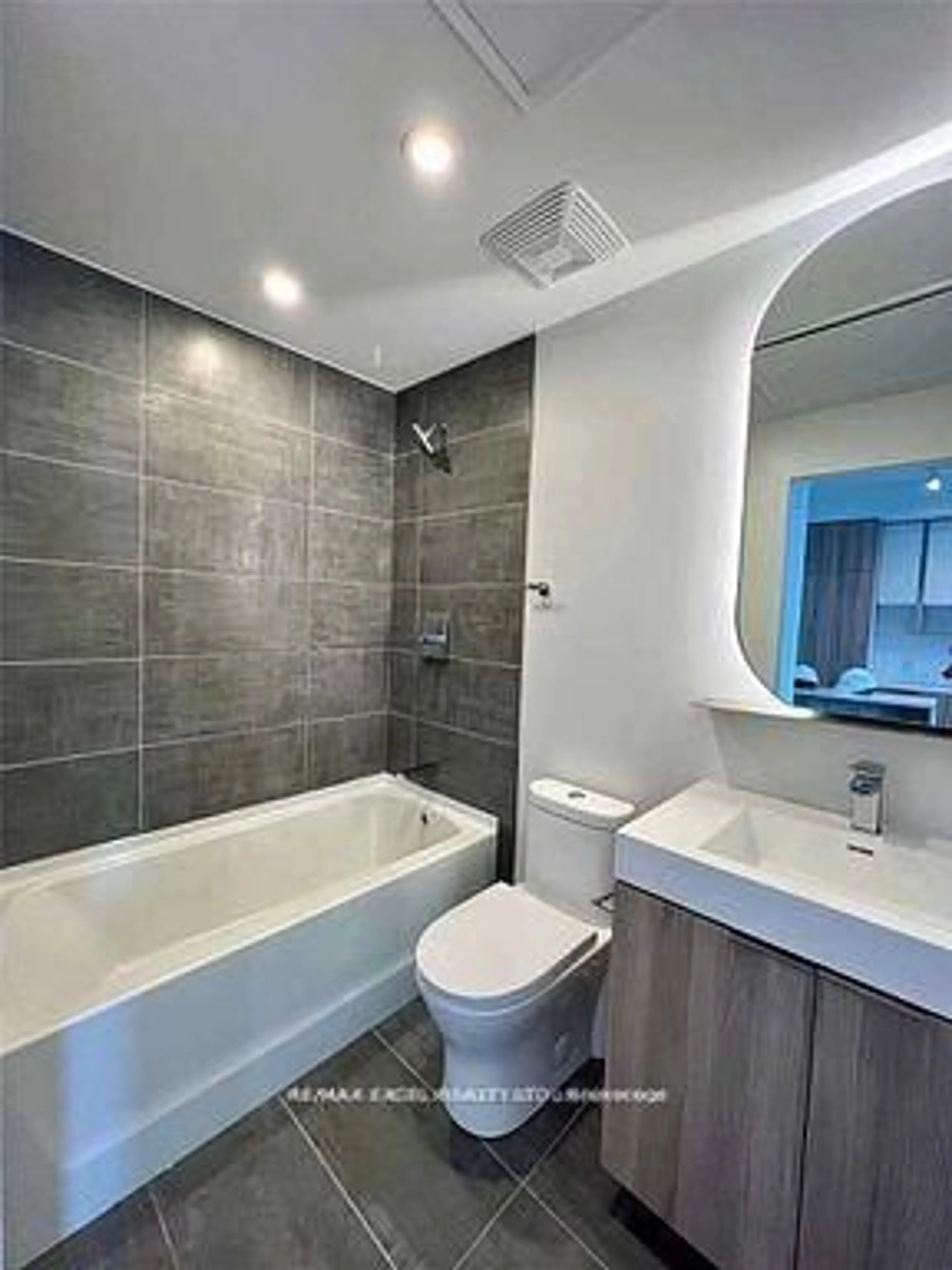 Contemporary bathroom, ceramic/tile floor for 15 Holmes Ave #2505, Toronto Ontario M2N 0L4