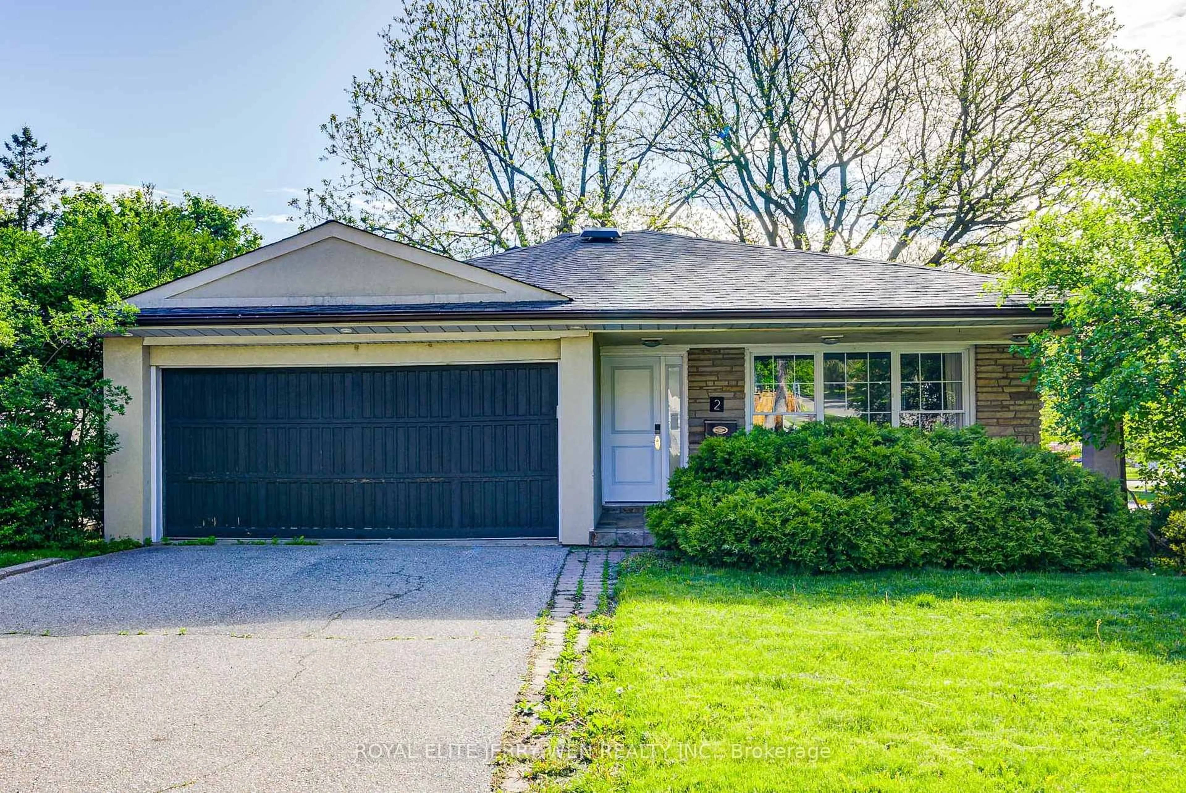 Home with vinyl exterior material, street for 2 Shouldice Crt, Toronto Ontario M2L 2S4