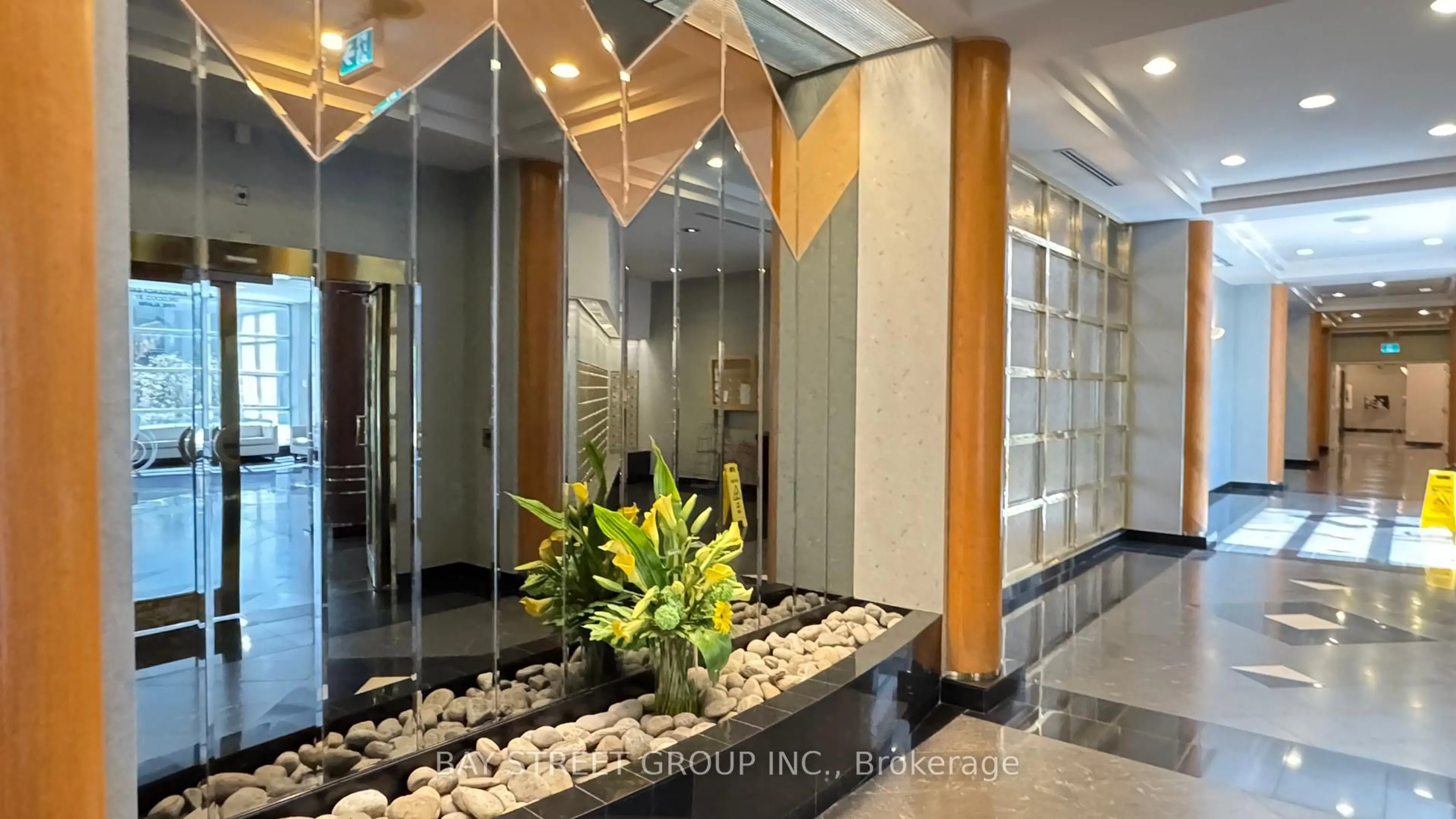 Indoor foyer for 18 Hollywood Ave #1106, Toronto Ontario M2N 6P5