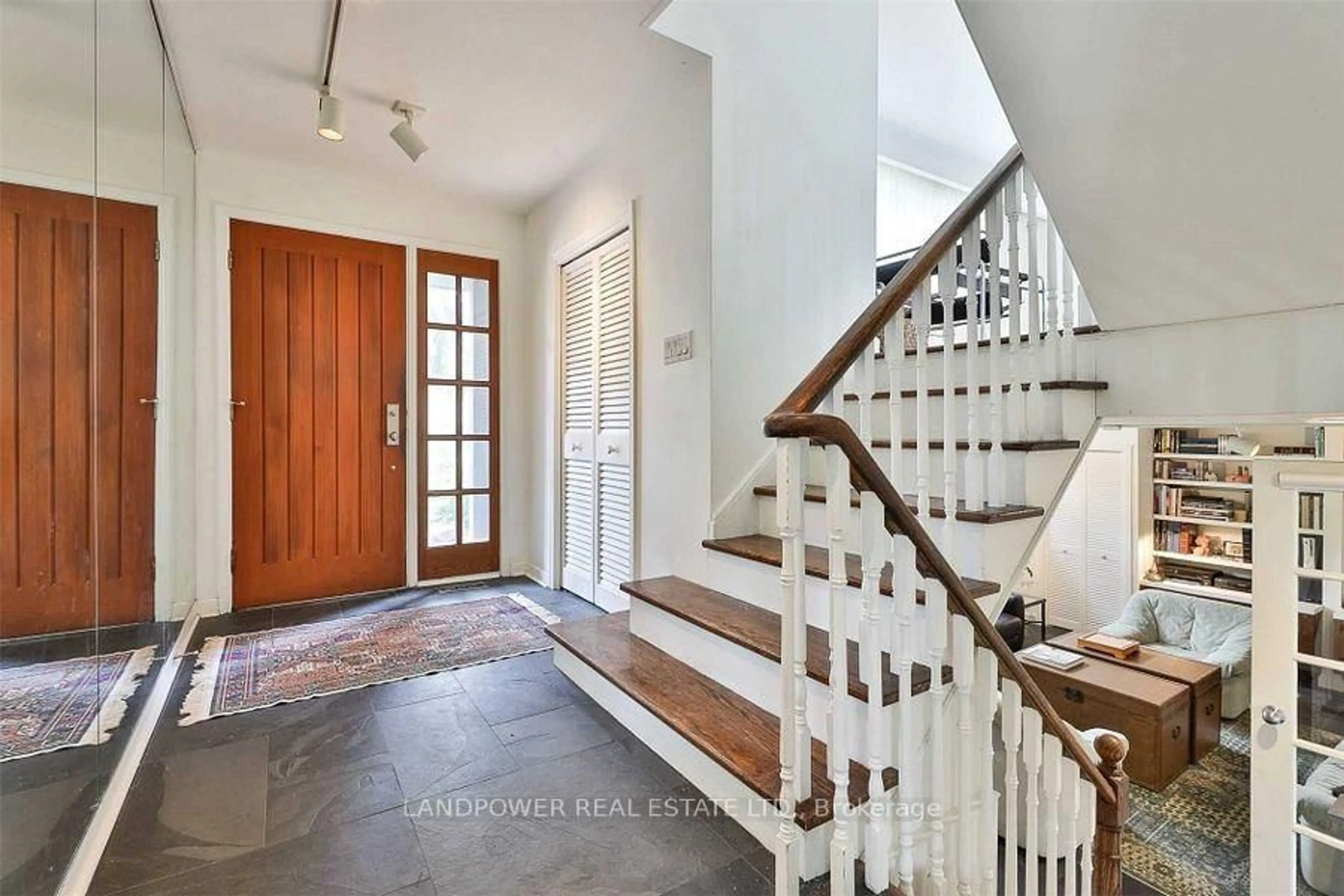 Indoor entryway for 9 Alderdale Crt, Toronto Ontario M3B 2H8