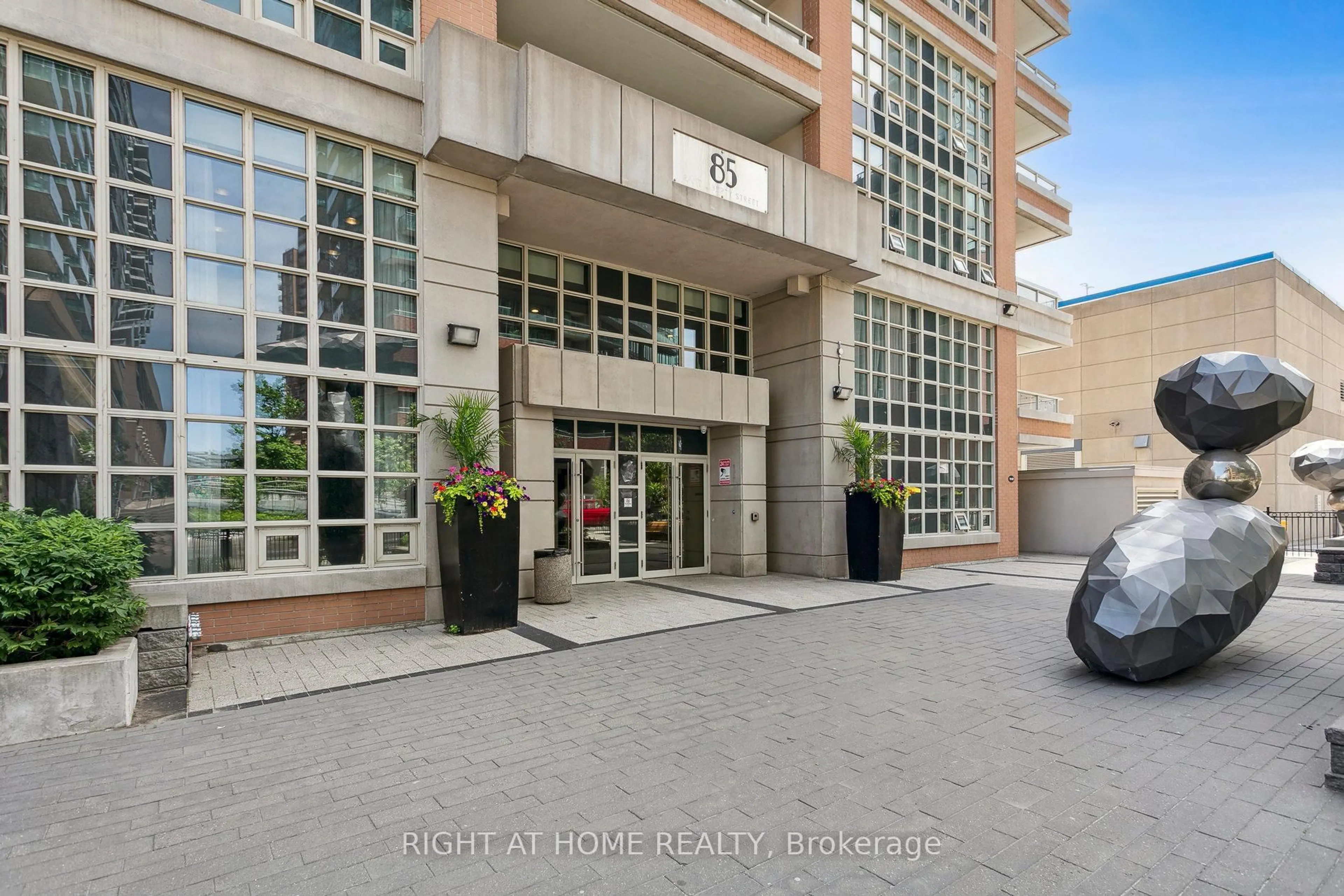Indoor foyer for 85 East Liberty St #525, Toronto Ontario M6K 3R4