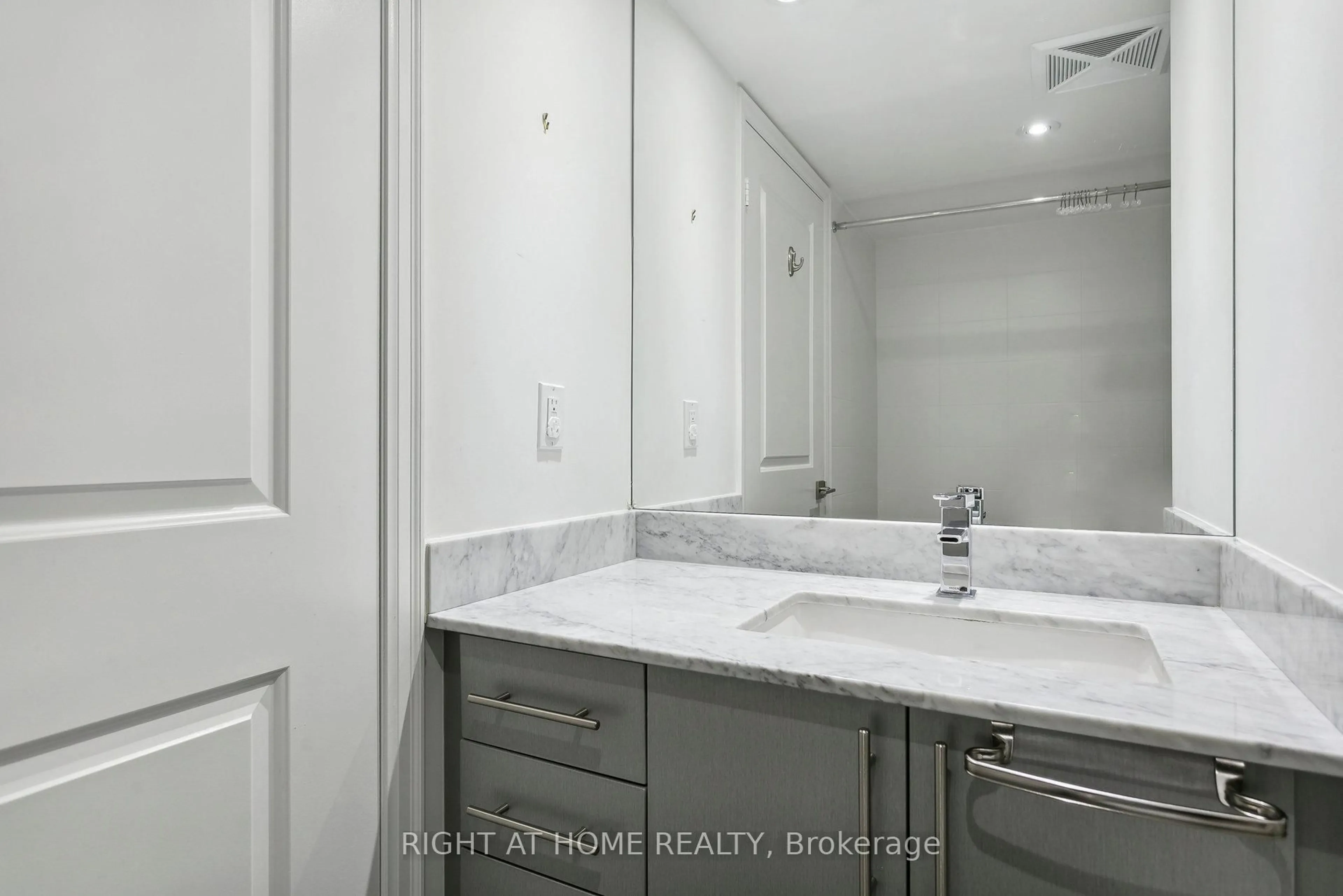 Standard bathroom, ceramic/tile floor for 85 East Liberty St #525, Toronto Ontario M6K 3R4