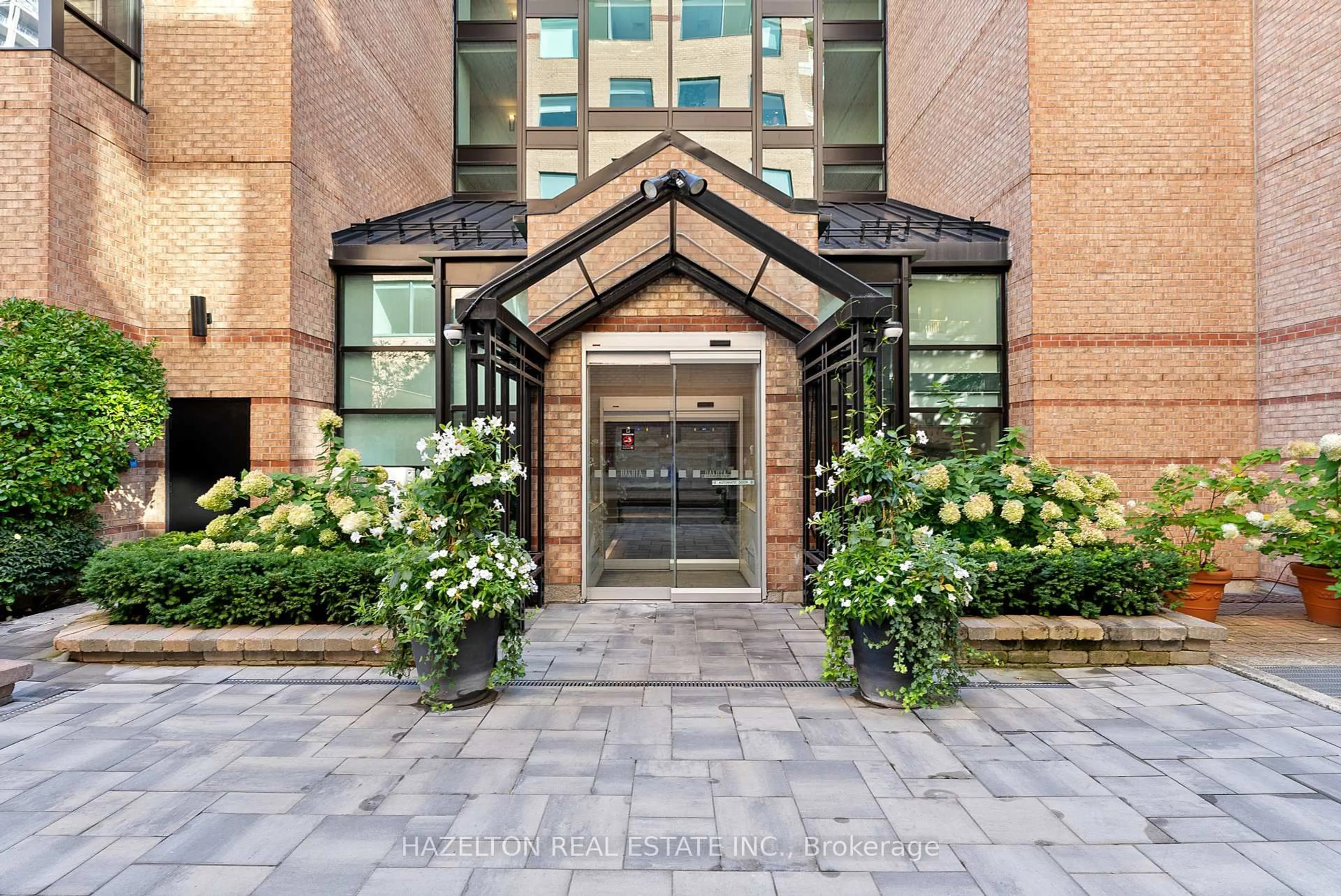 Indoor foyer for 225 Davenport Rd #211, Toronto Ontario M5R 3R2