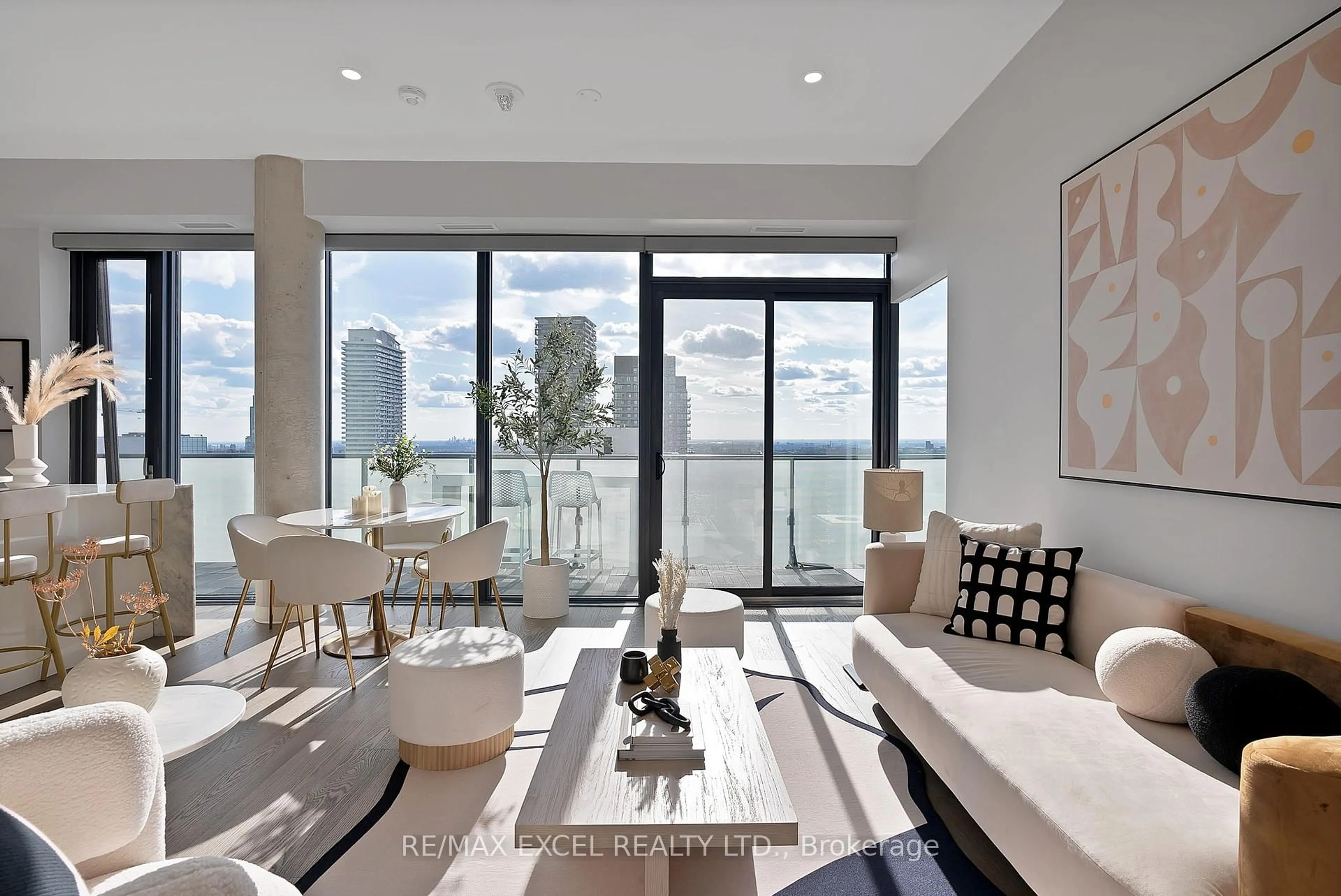 Living room with furniture, unknown for 161 Roehampton Ave #PH01, Toronto Ontario M4P 1P9