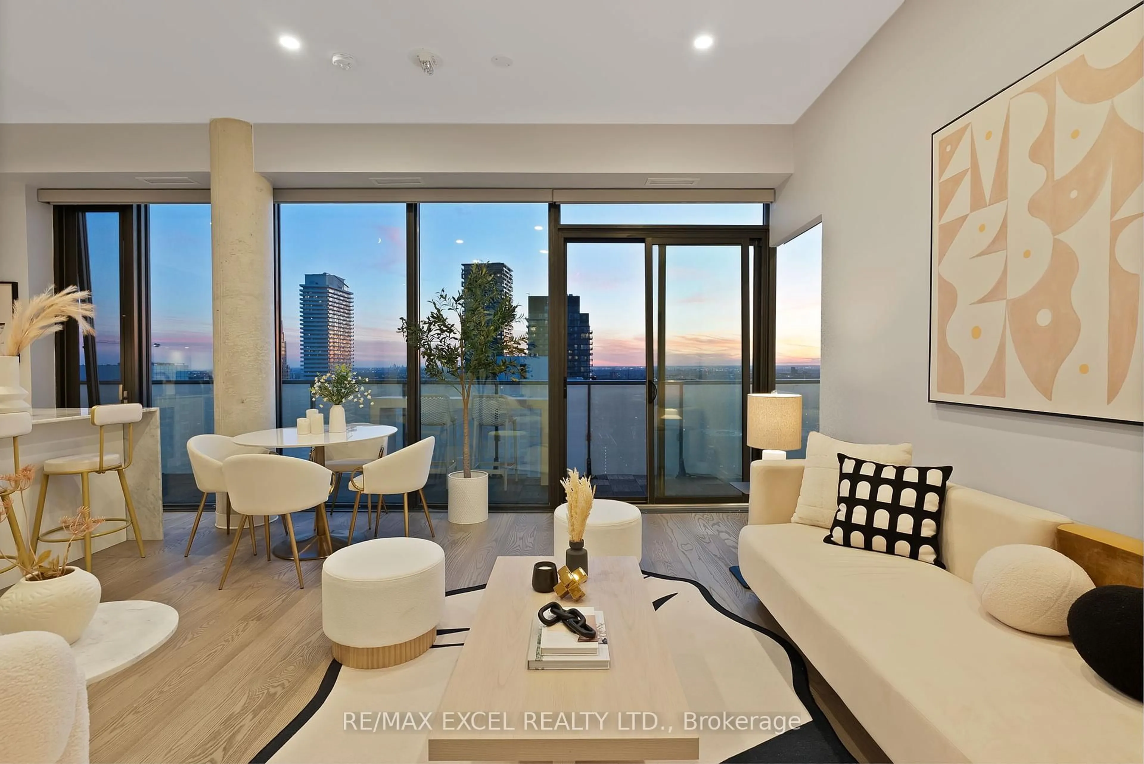 Living room with furniture, unknown for 161 Roehampton Ave #PH01, Toronto Ontario M4P 1P9