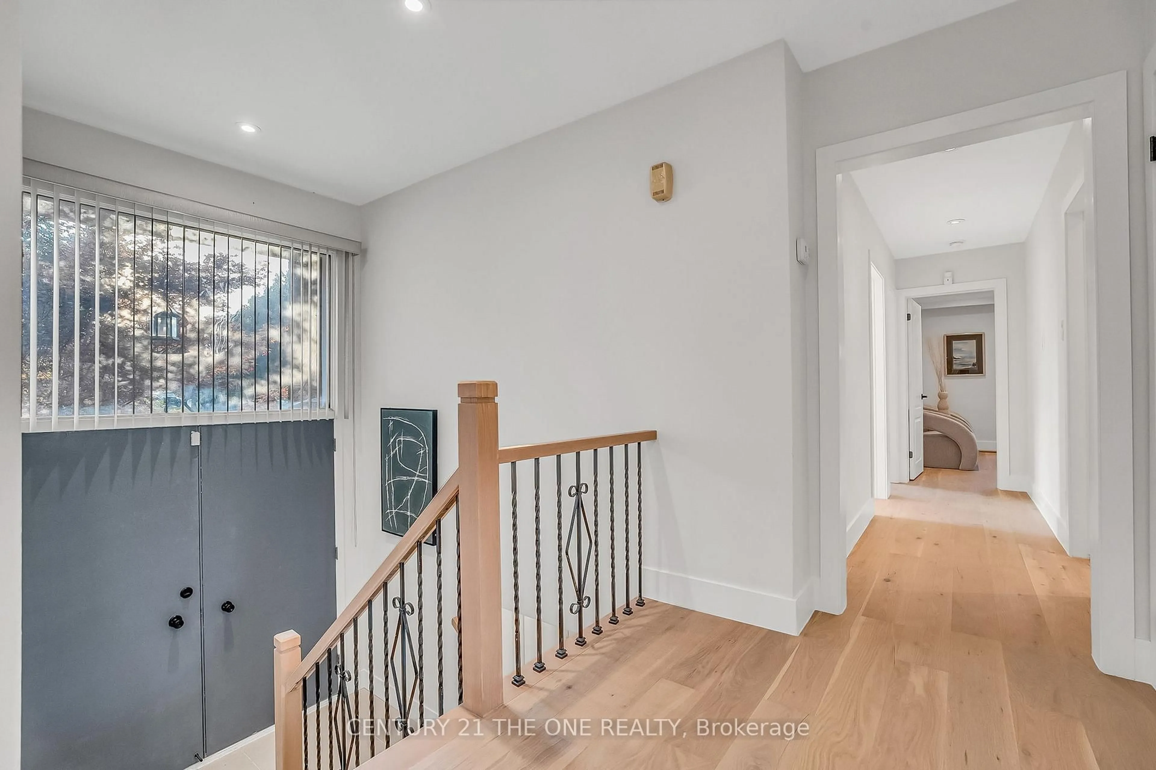 Indoor foyer for 225 Maxome Ave, Toronto Ontario M2M 3L3