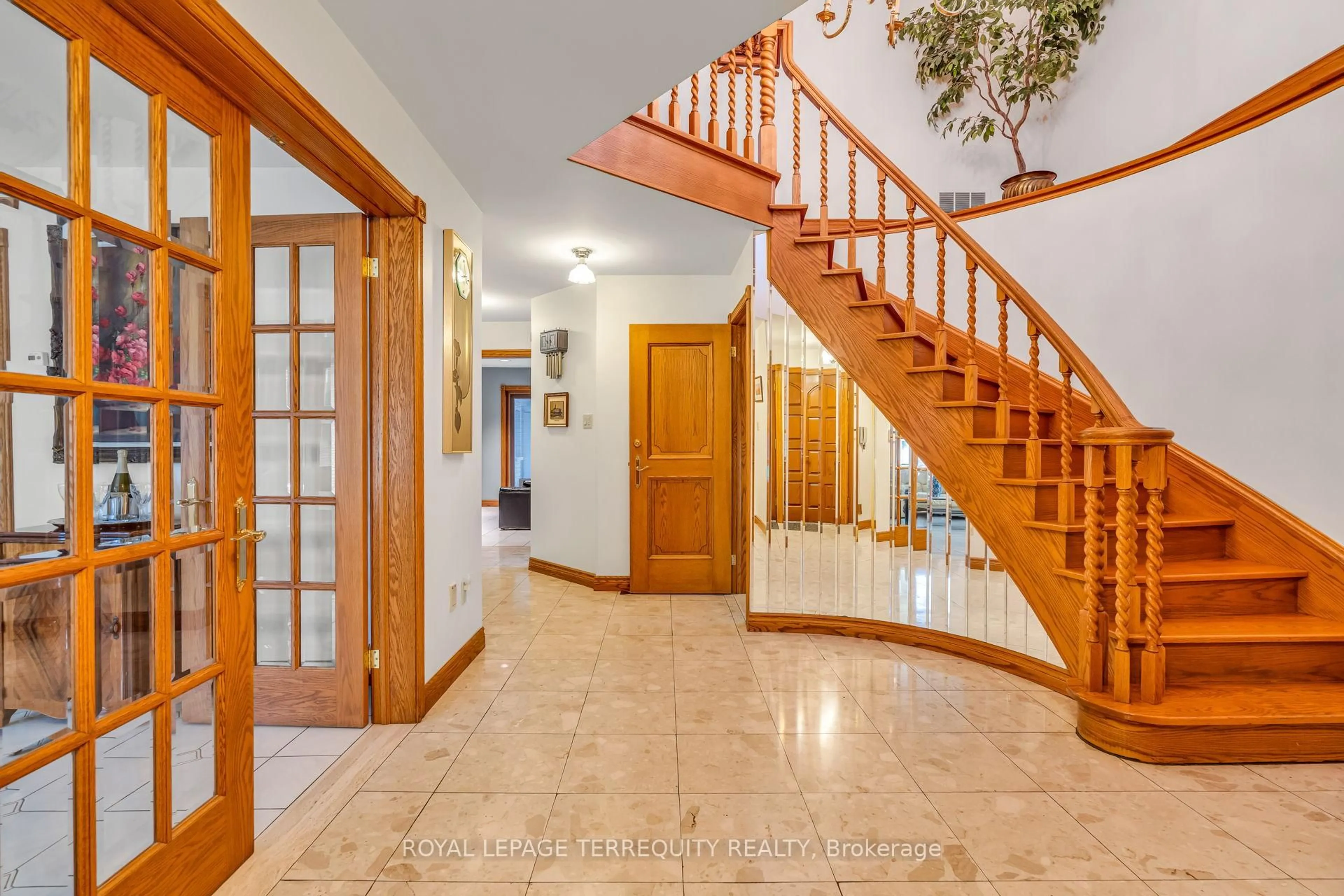 Indoor foyer for 531 Lauder Ave, Toronto Ontario M6E 3J5