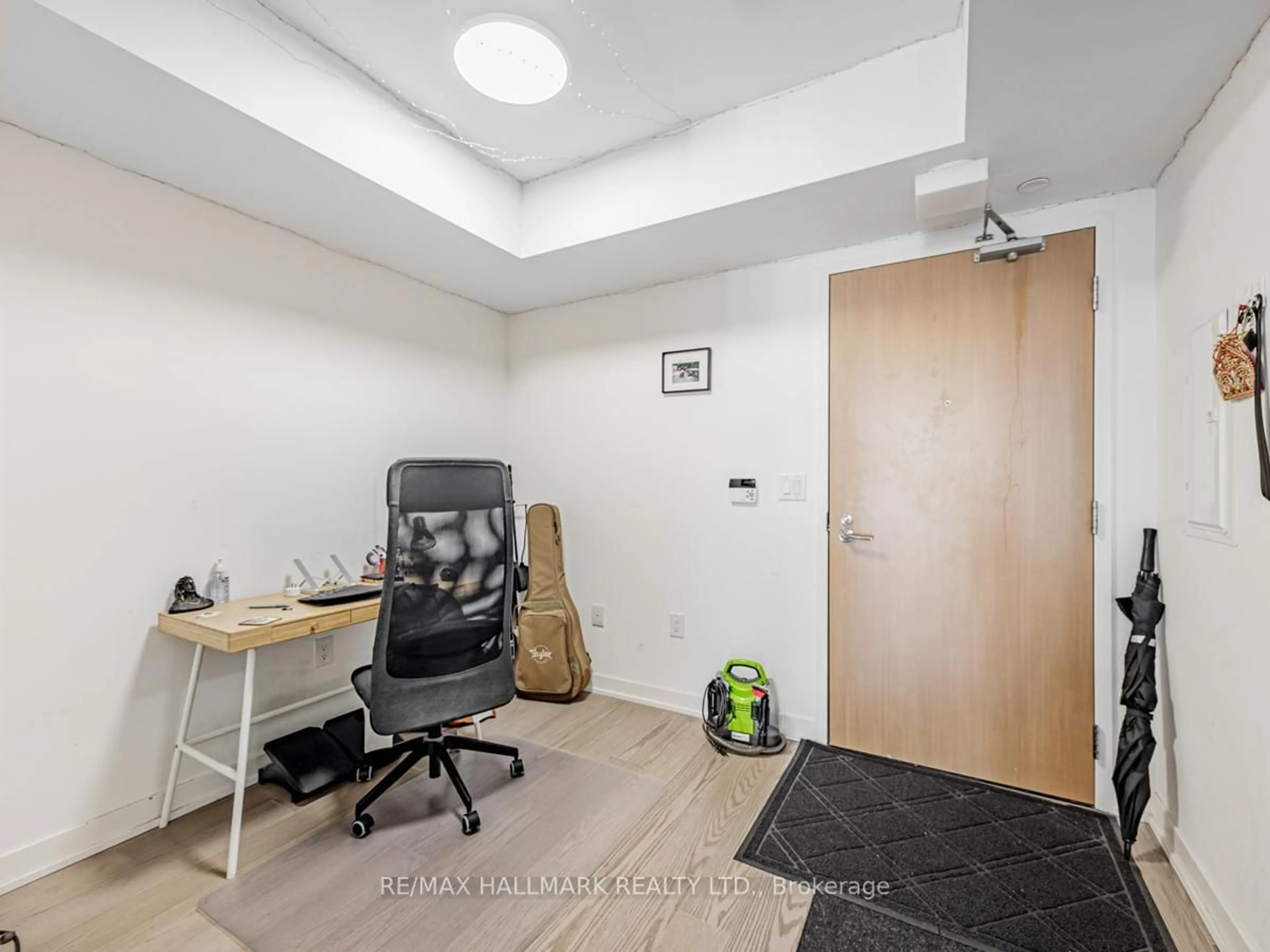 A pic of a room for 11 Wellesley St #3909, Toronto Ontario M4Y 0G4
