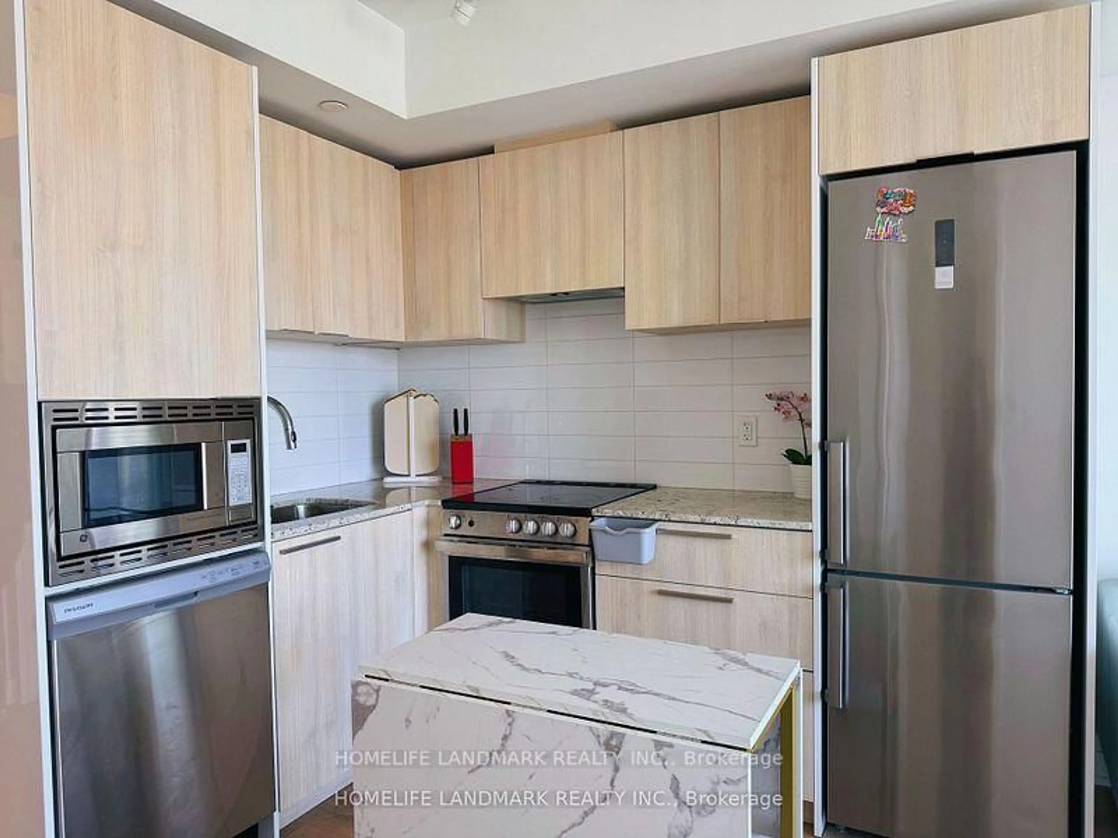 Standard kitchen, wood/laminate floor for 501 Yonge St #2208, Toronto Ontario M4Y 1Y4