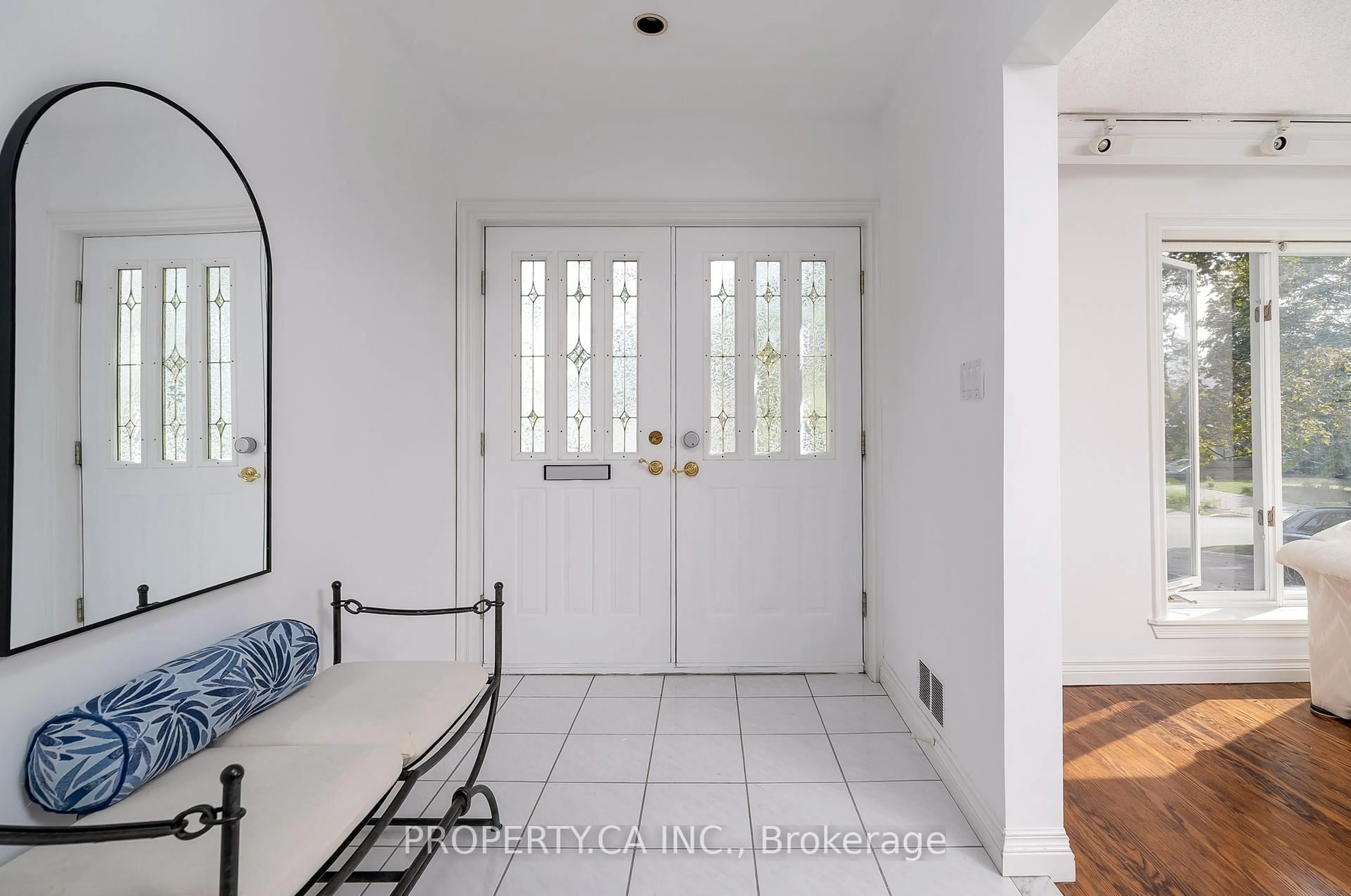 Indoor entryway for 228 Betty Ann Dr, Toronto Ontario M2R 1A7