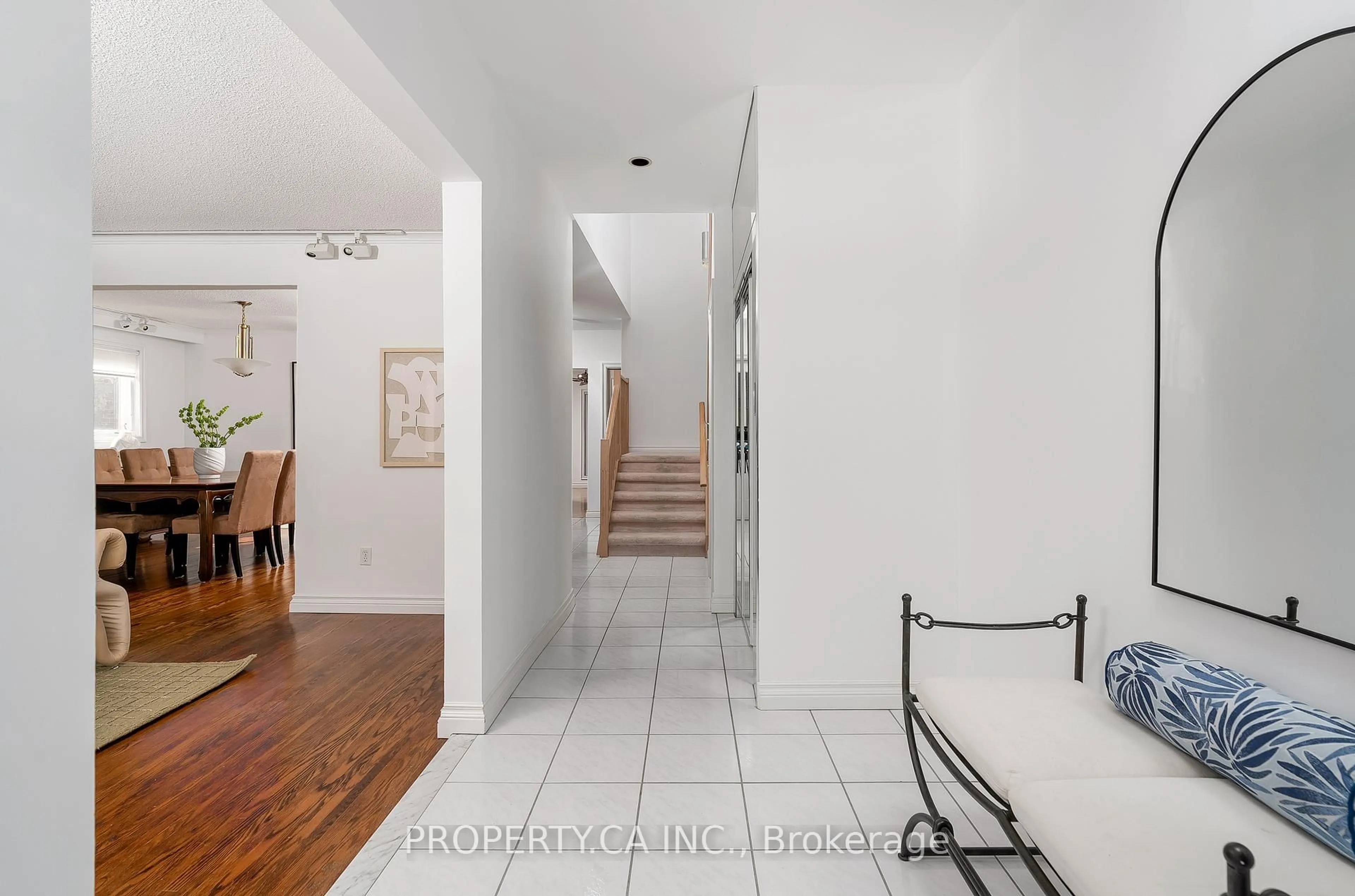 Indoor entryway for 228 Betty Ann Dr, Toronto Ontario M2R 1A7