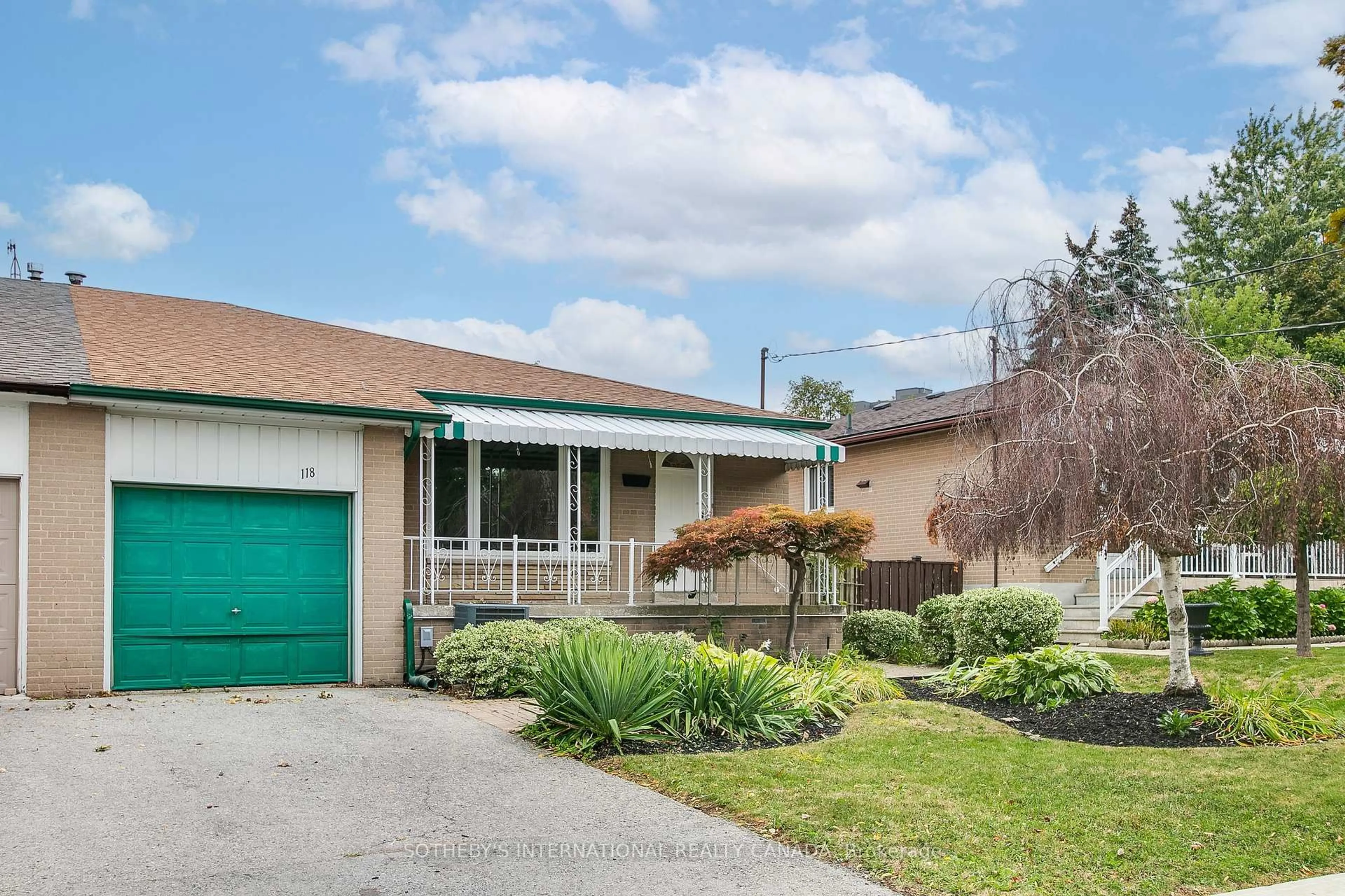 Home with vinyl exterior material, street for 118 Chelmsford Ave, Toronto Ontario M2R 2W4