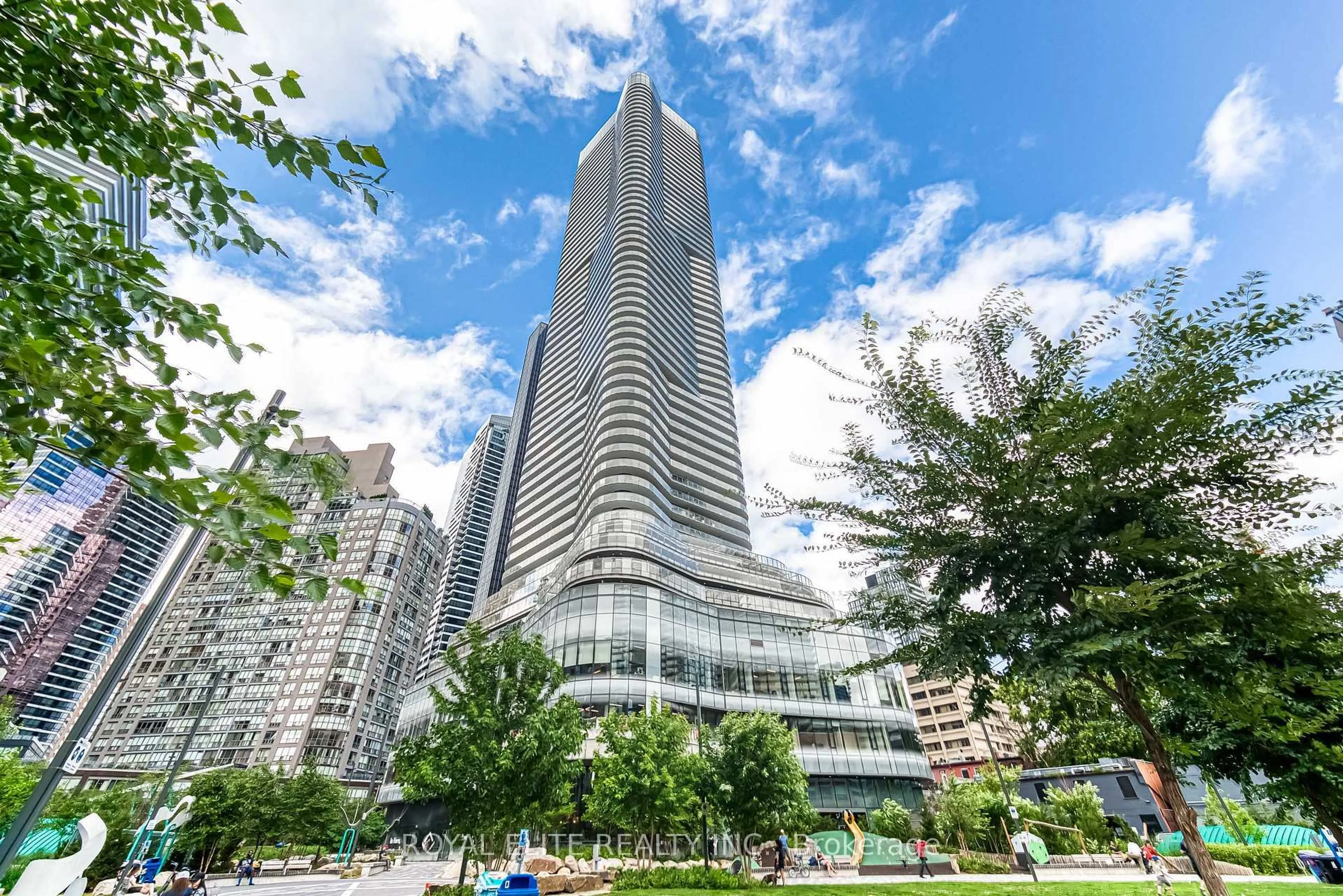 Patio, building for 11 Wellesley St #612, Toronto Ontario M4Y 0G4
