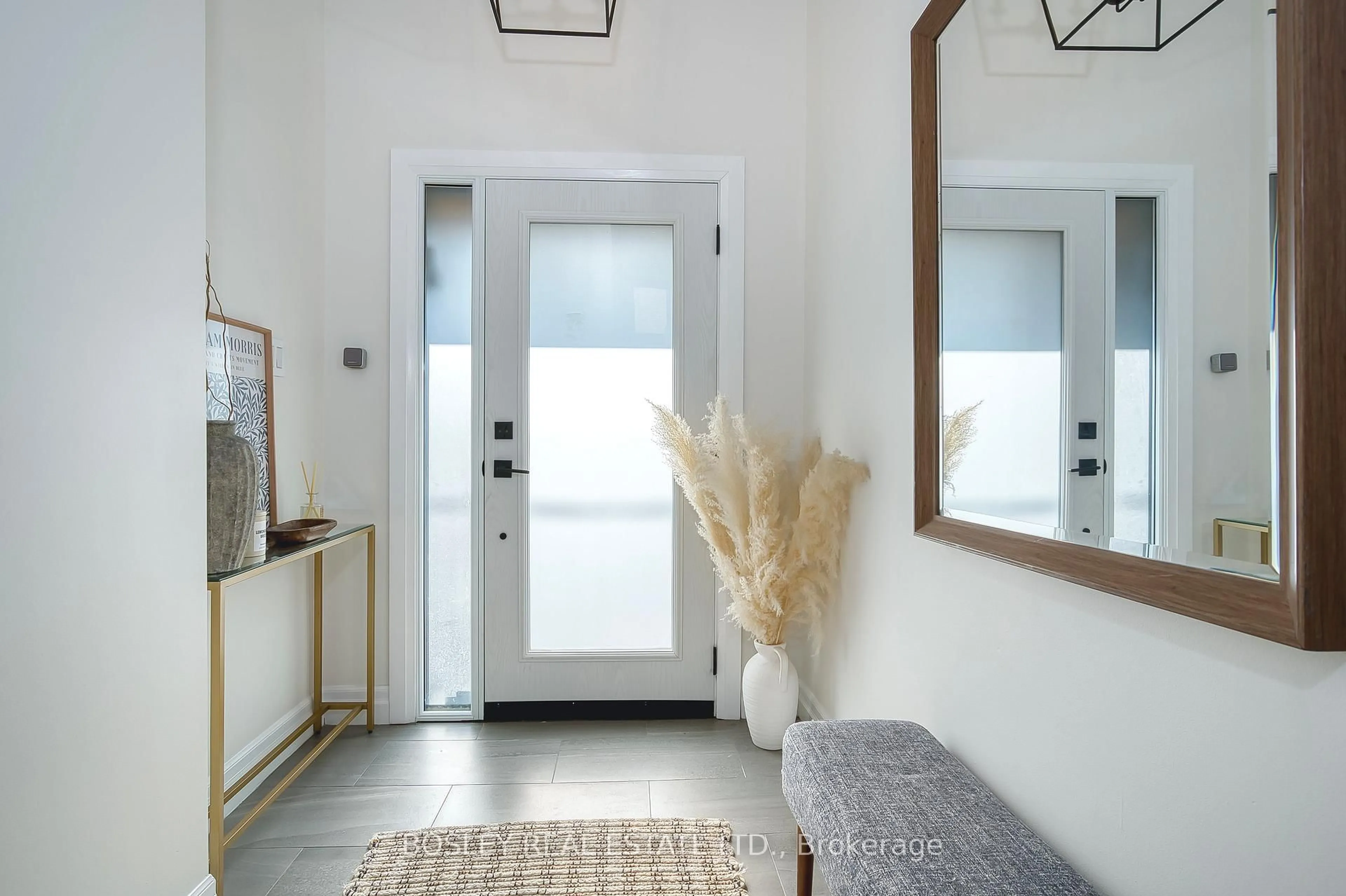 Indoor entryway for 81 Beaconsfield Ave, Toronto Ontario M6J 3J3