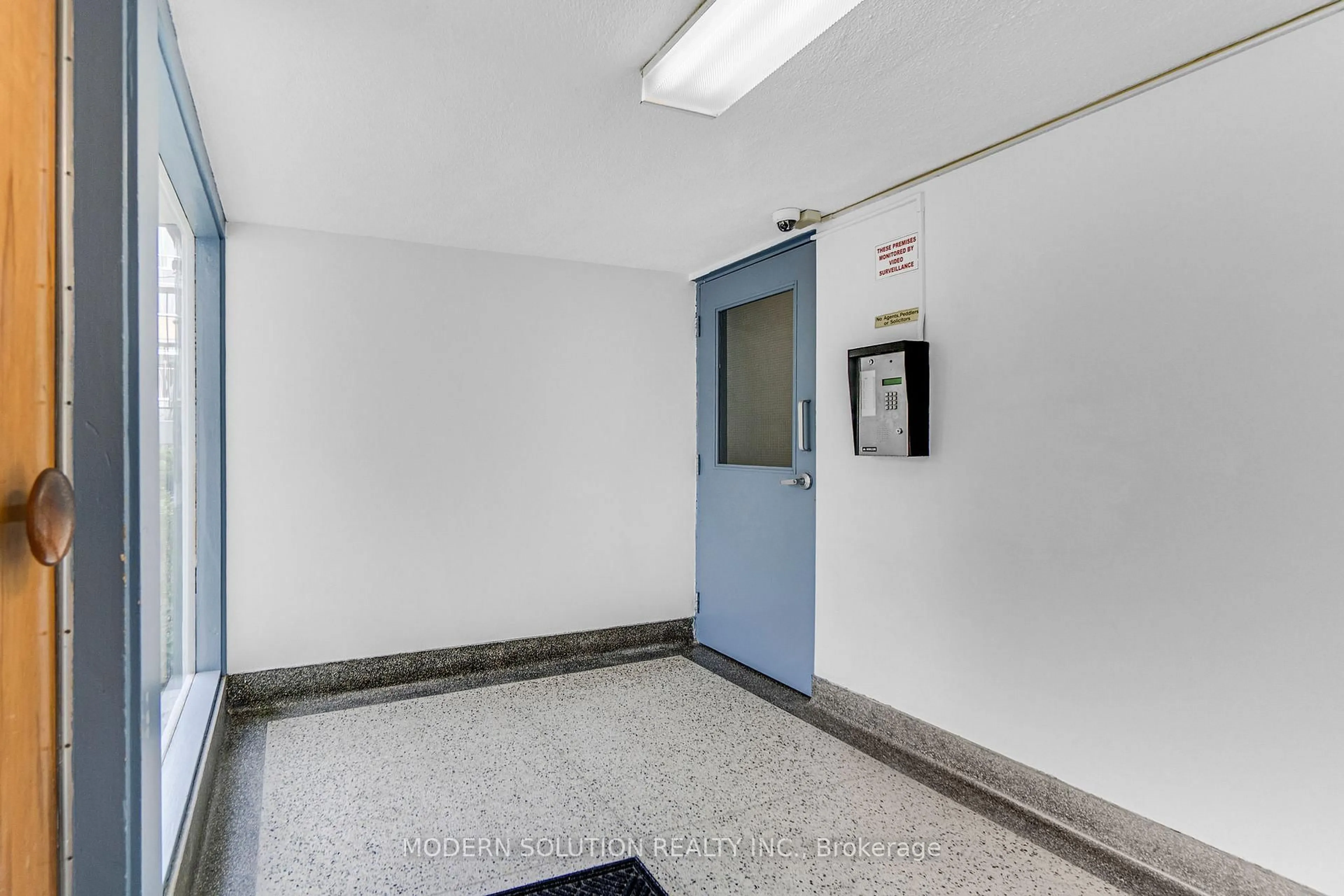 Indoor foyer for 59 Neptune Dr #104, Toronto Ontario M6A 1X2