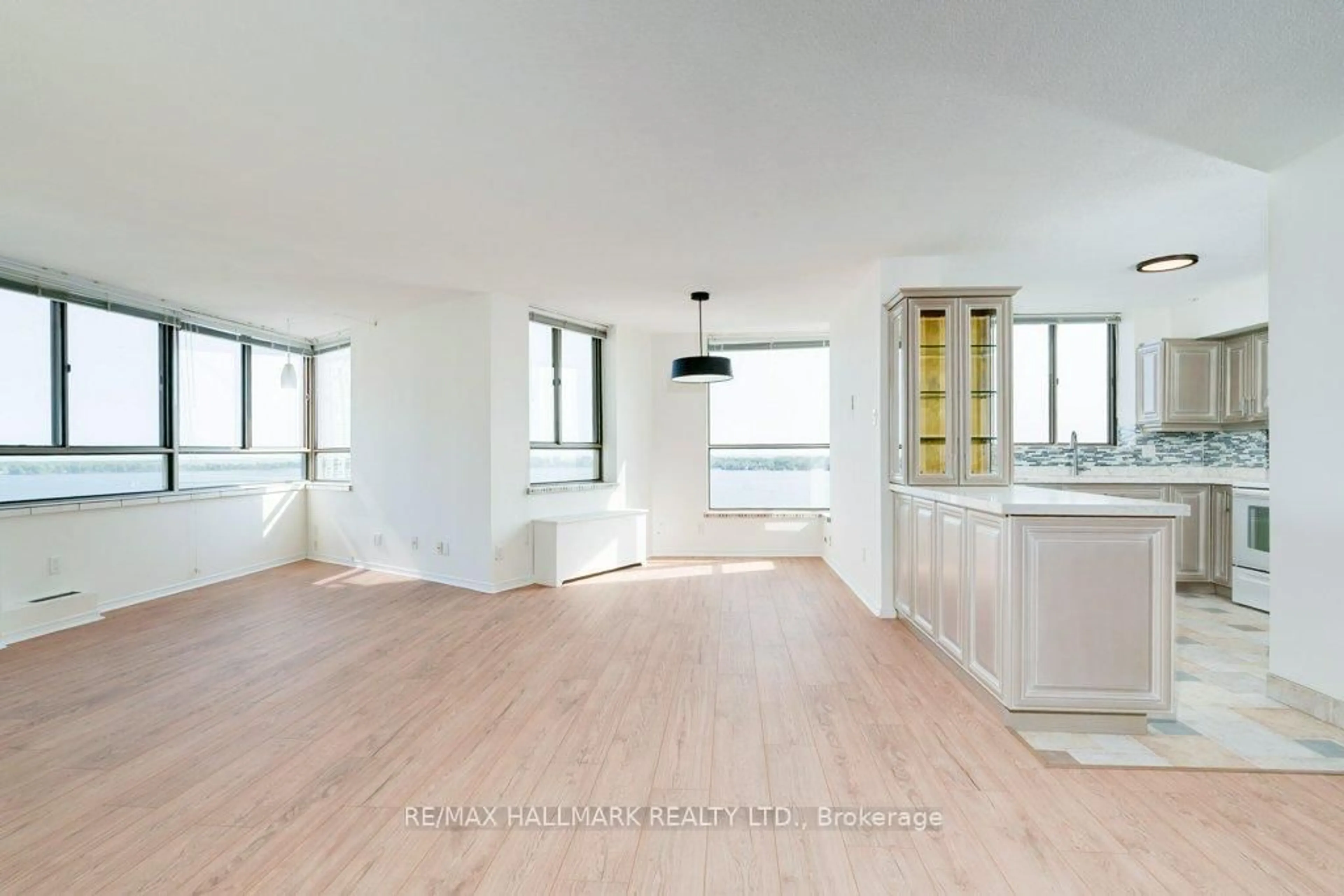 A pic of a room for 260 Queens Quay #1501, Toronto Ontario M5J 2N3