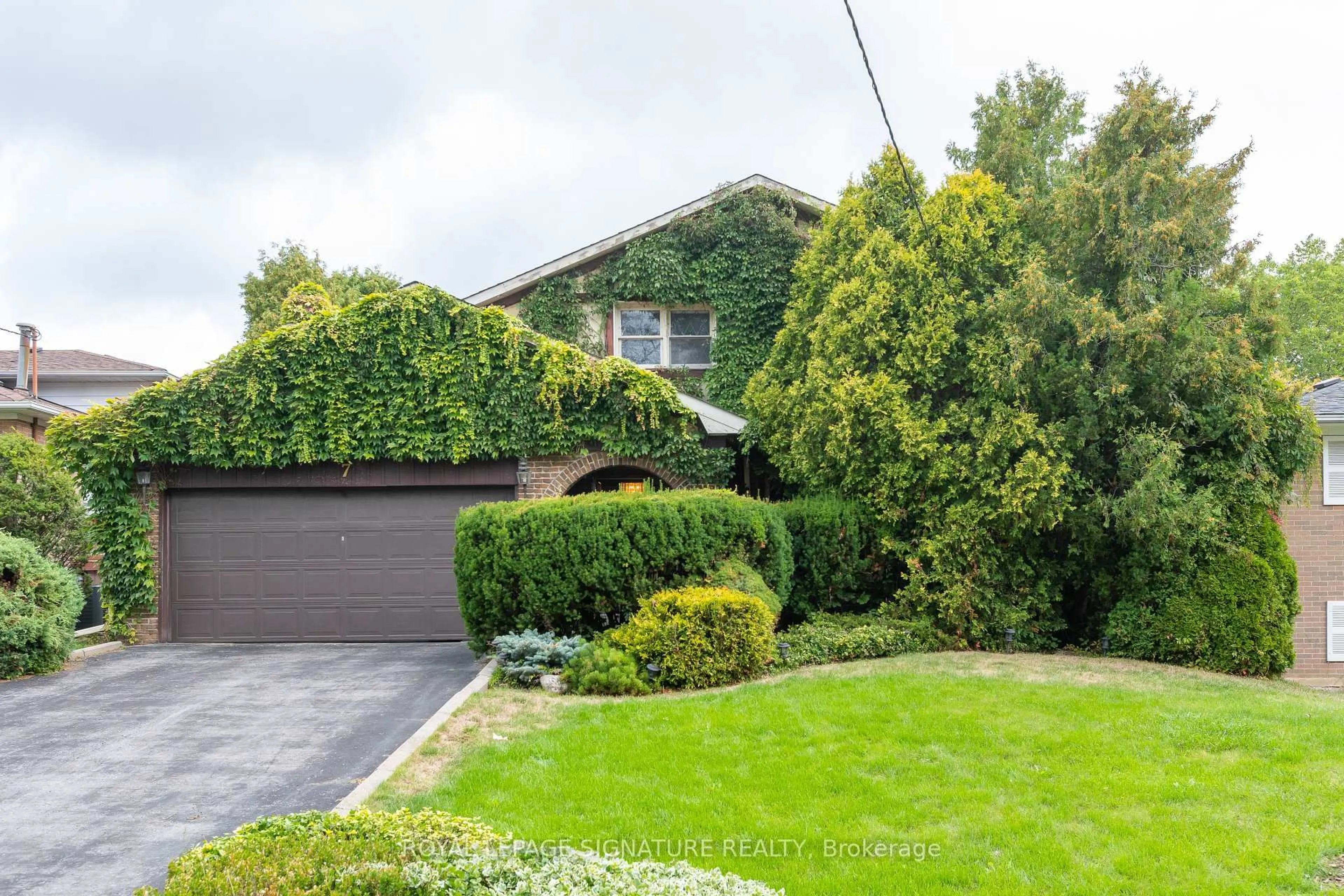 A pic from outside/outdoor area/front of a property/back of a property/a pic from drone, street for 7 Willowood Crt, Toronto Ontario M2J 2M2