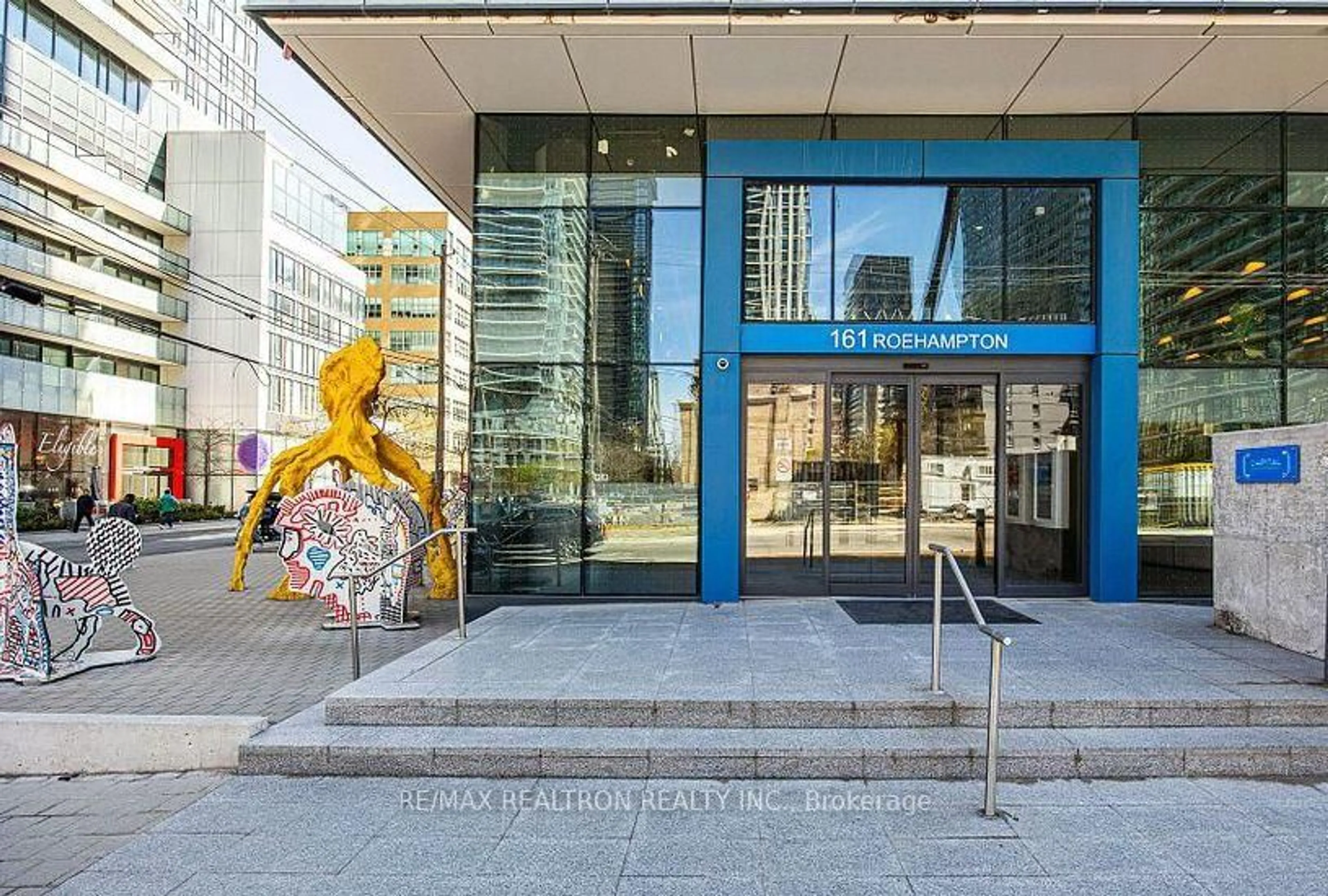 Indoor foyer for 161 Roehampton Ave #508, Toronto Ontario M4P 1P9