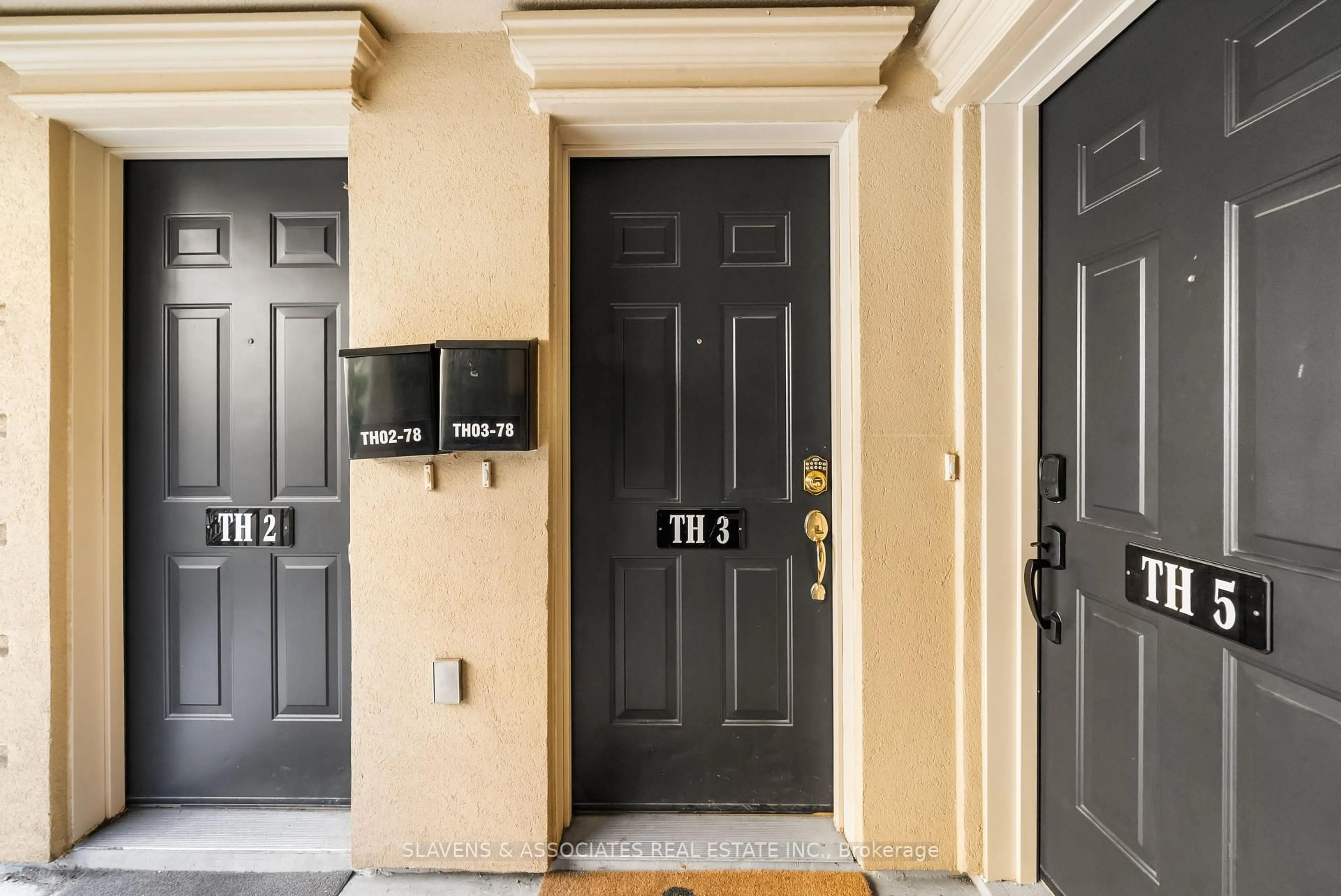 Indoor entryway for 78 Carr St #TH 3, Toronto Ontario M5T 1B7