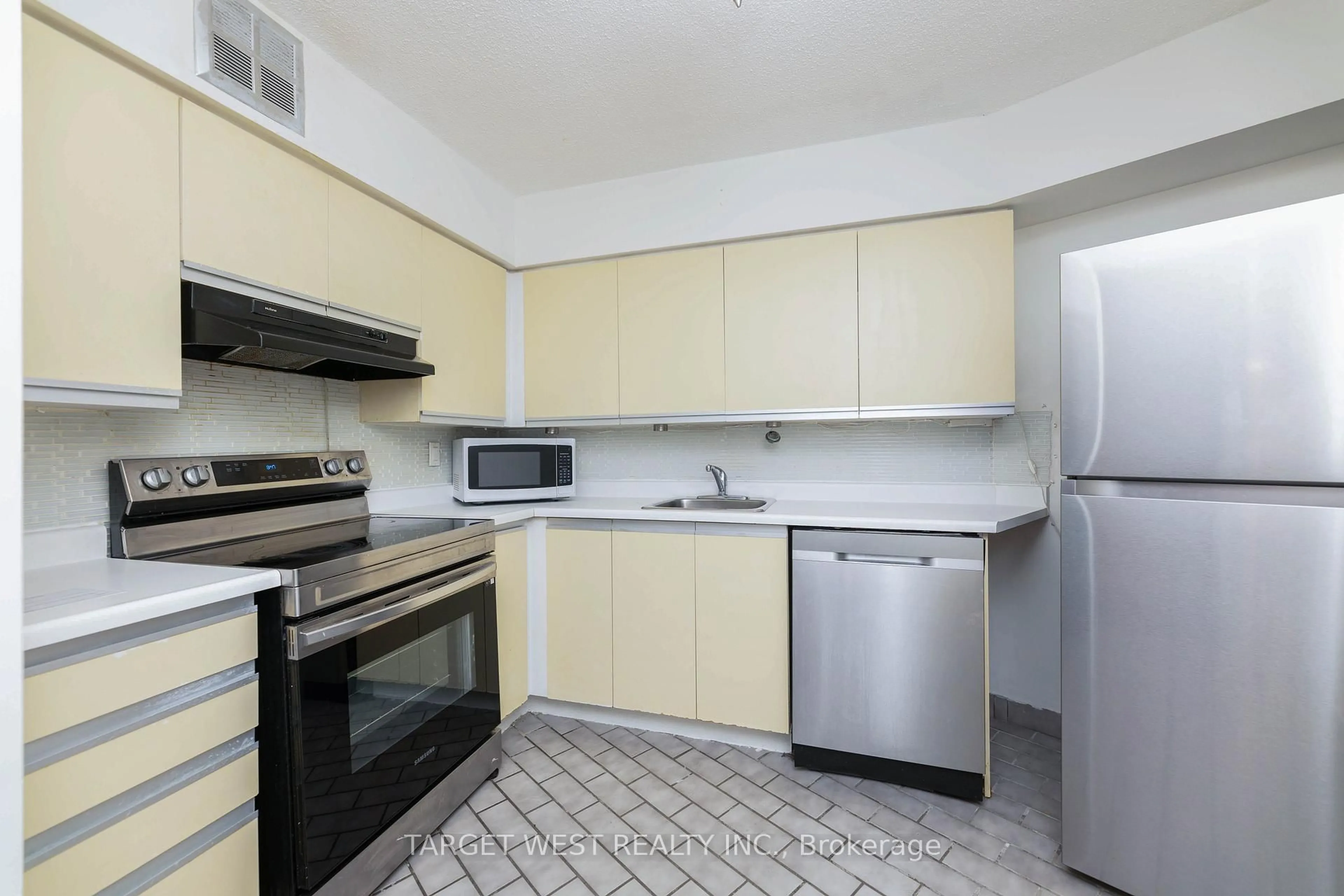 Standard kitchen, ceramic/tile floor for 250 Queens Quay #1903, Toronto Ontario M5J 2N2