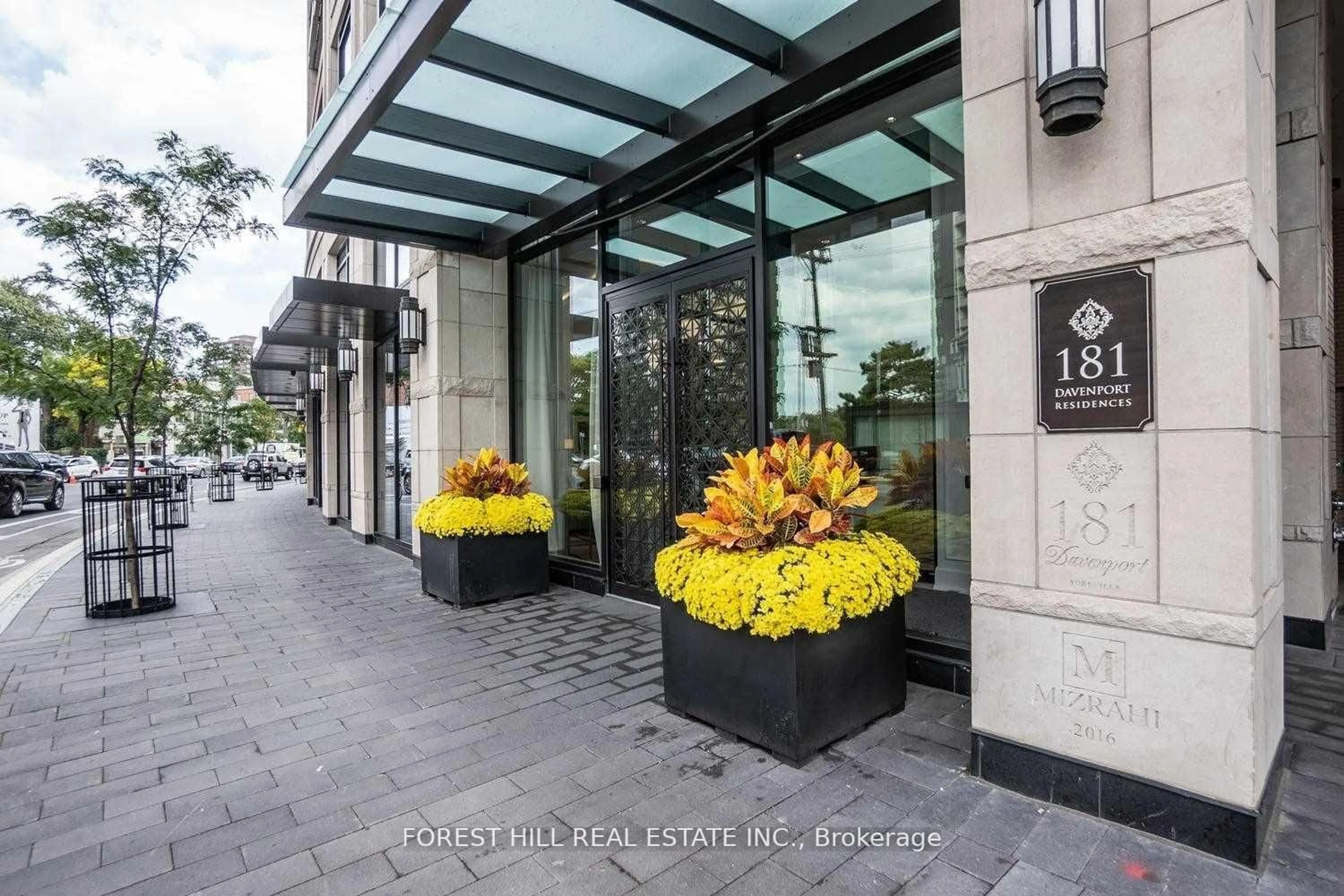 Indoor foyer for 181 Davenport Rd #806, Toronto Ontario M5R 1J1