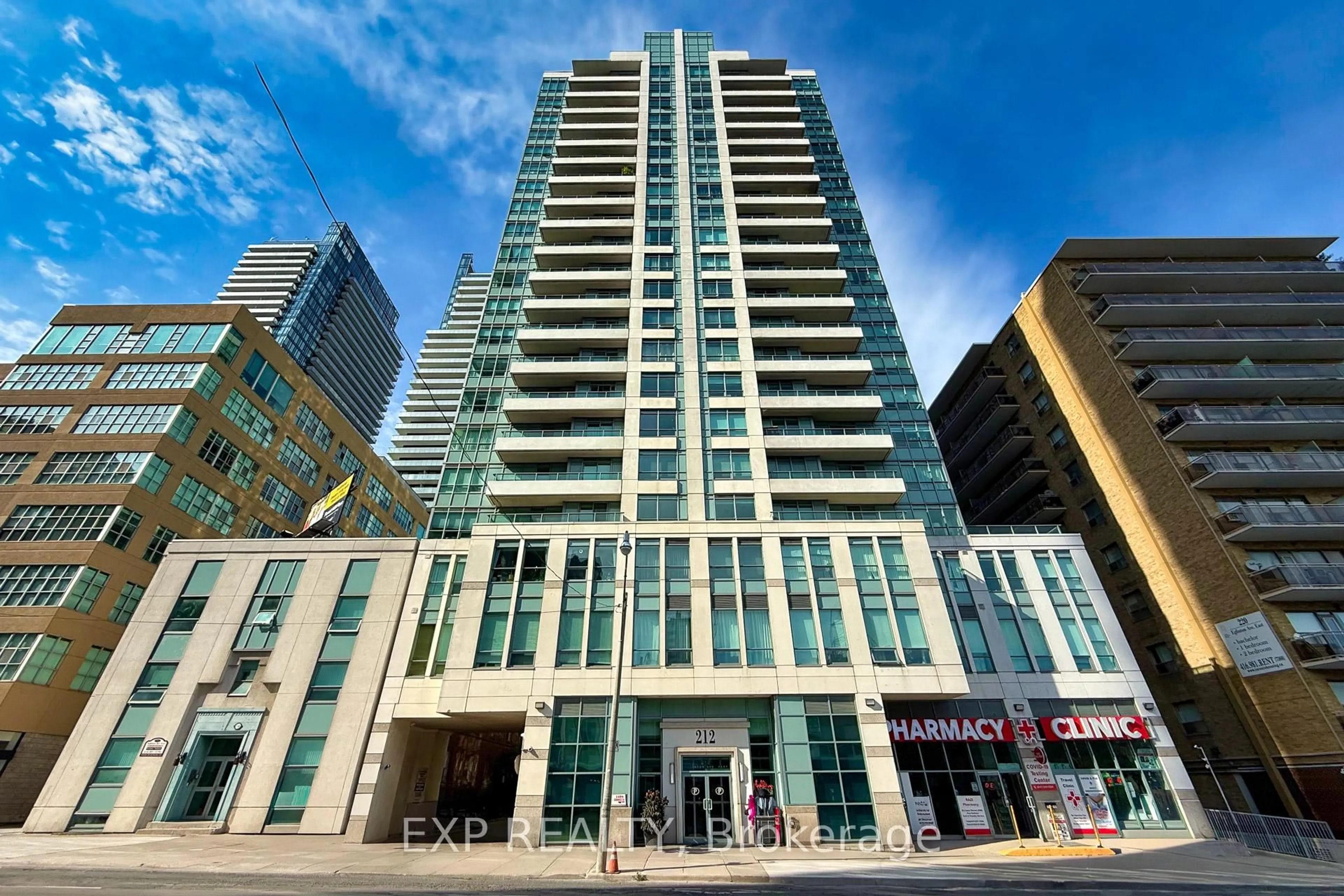 Indoor foyer for 212 Eglinton Ave #1510, Toronto Ontario M4P 0A3