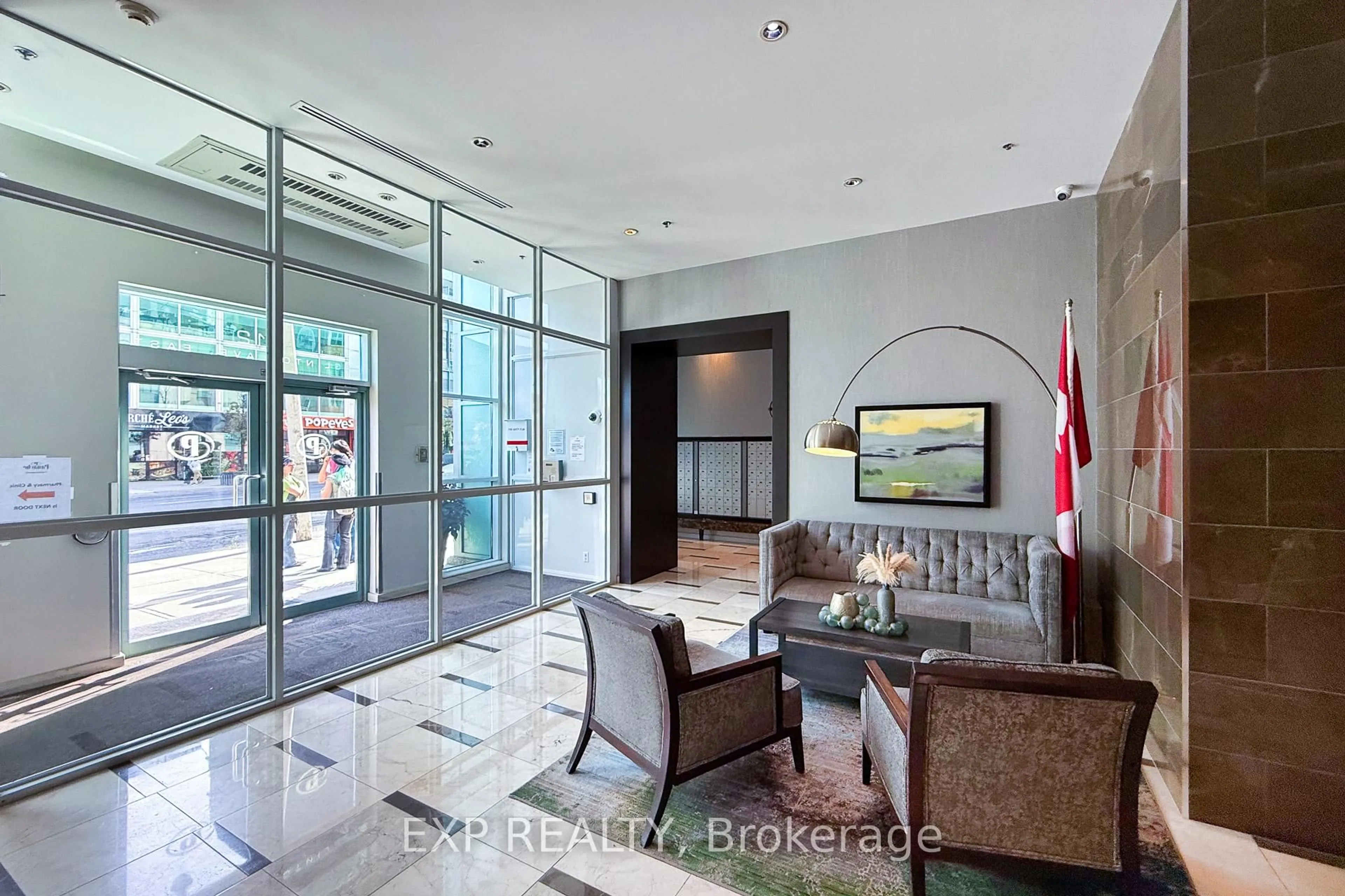 Indoor foyer for 212 Eglinton Ave #1510, Toronto Ontario M4P 0A3
