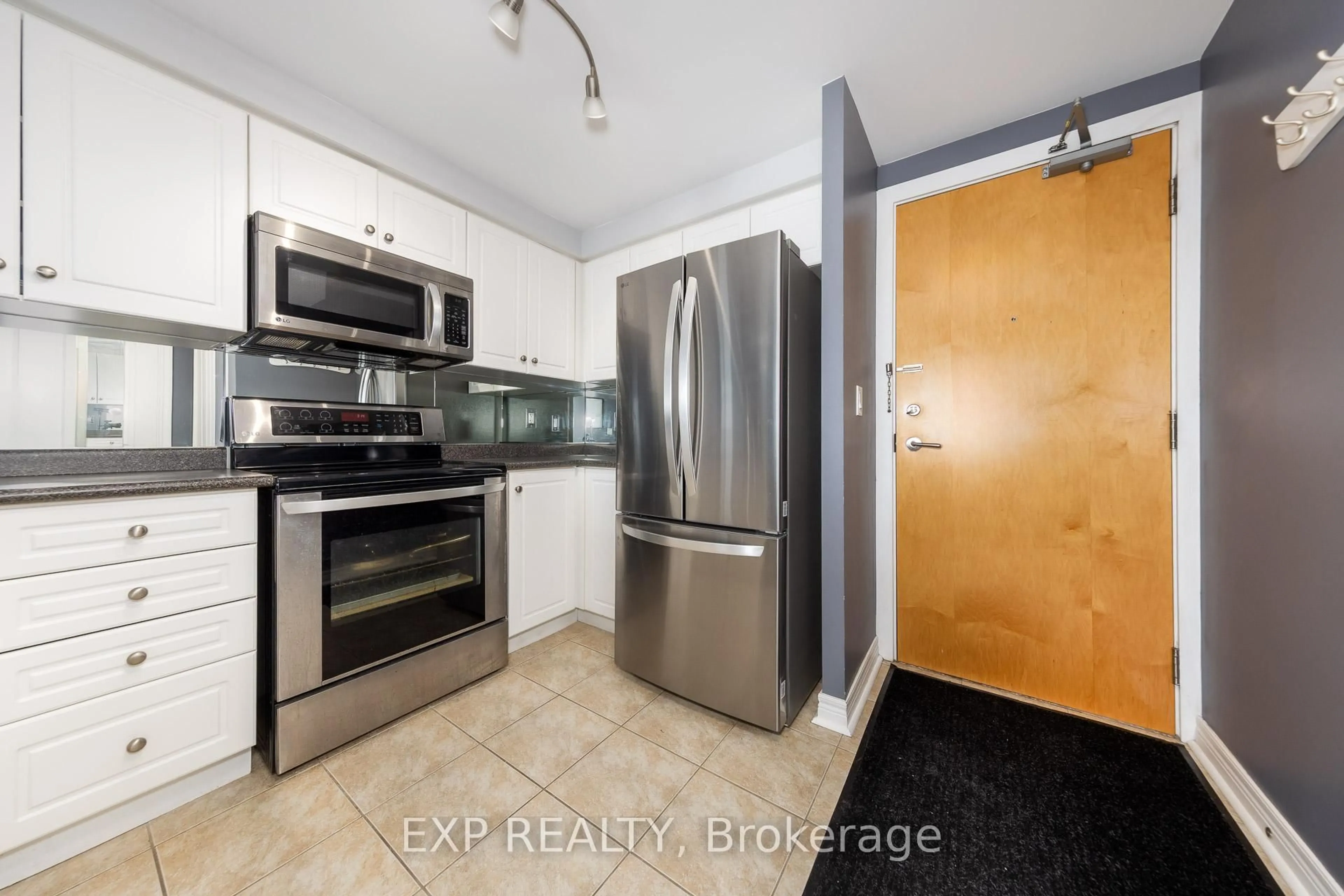Standard kitchen, unknown for 212 Eglinton Ave #1510, Toronto Ontario M4P 0A3