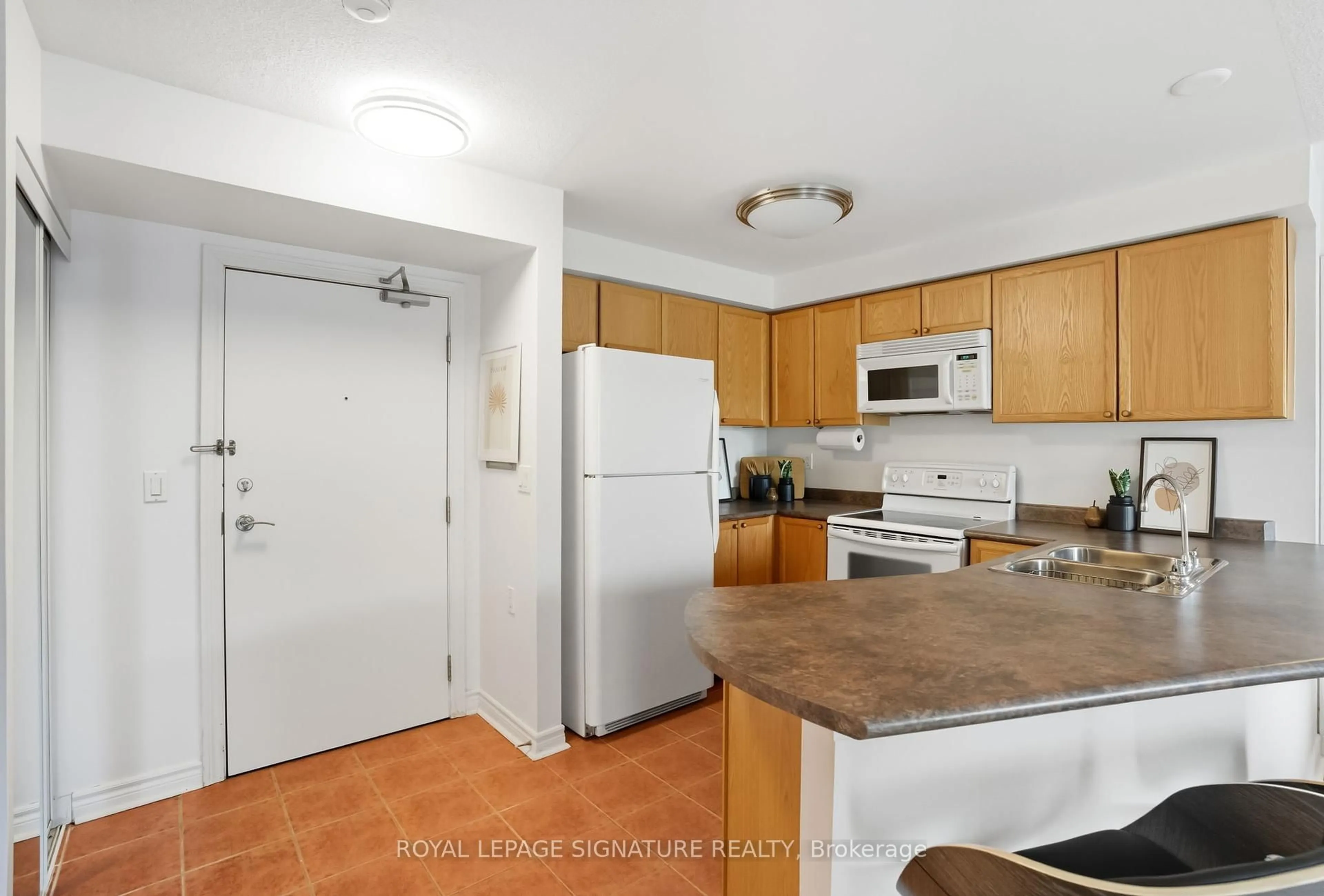 Standard kitchen, unknown for 935 Sheppard Ave #402, Toronto Ontario M3H 2T7