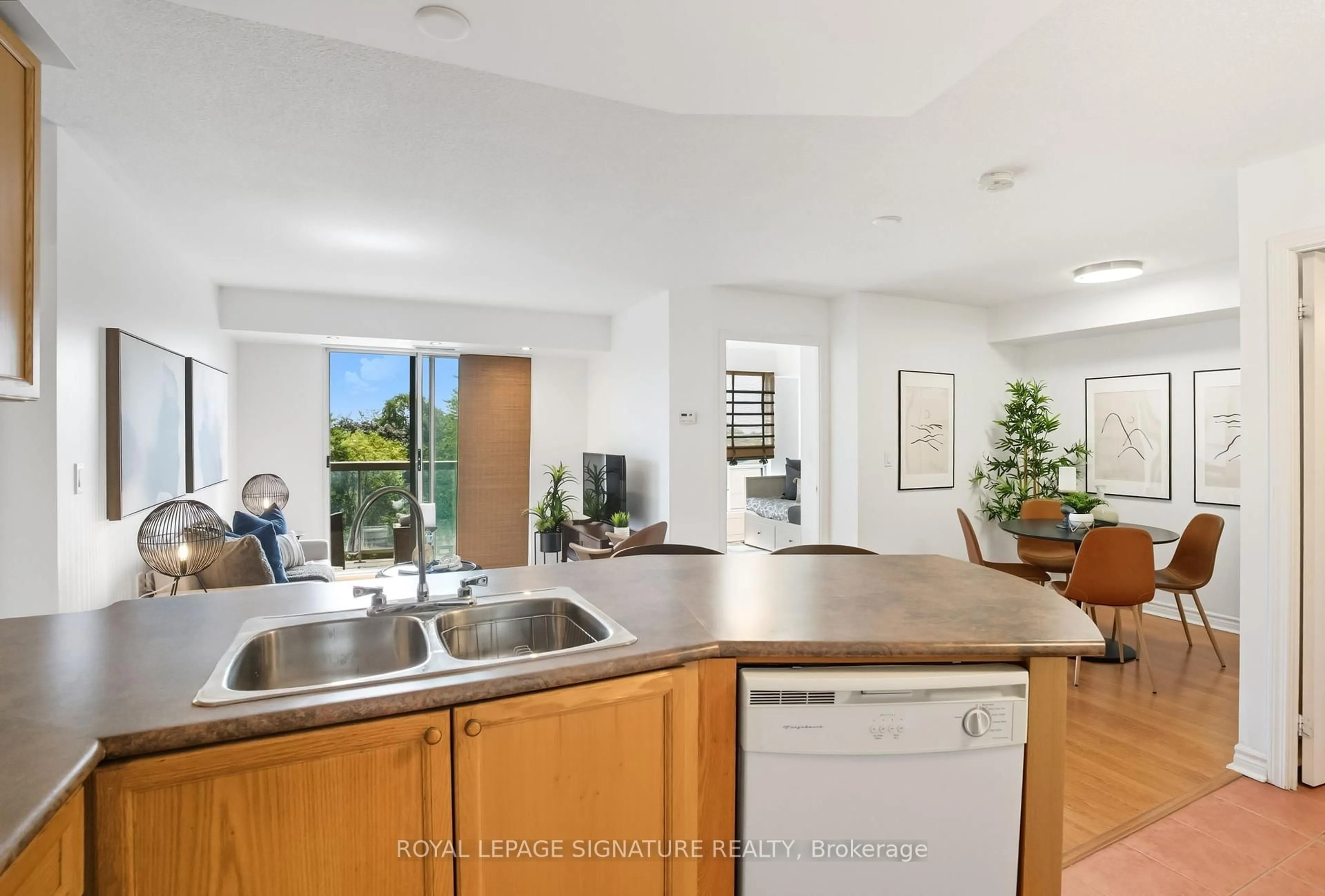 Unknown for 935 Sheppard Ave #402, Toronto Ontario M3H 2T7