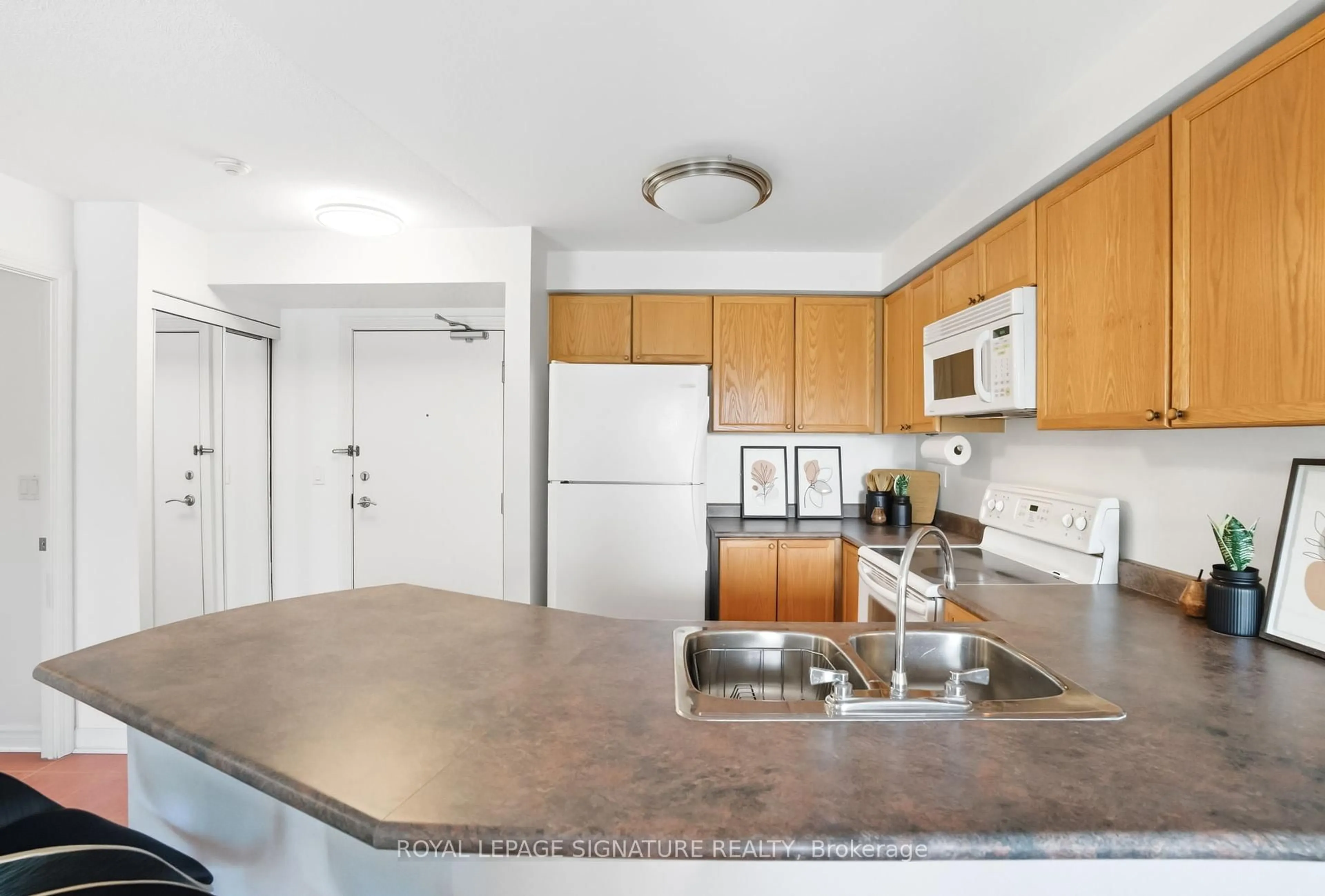 Standard kitchen, unknown for 935 Sheppard Ave #402, Toronto Ontario M3H 2T7