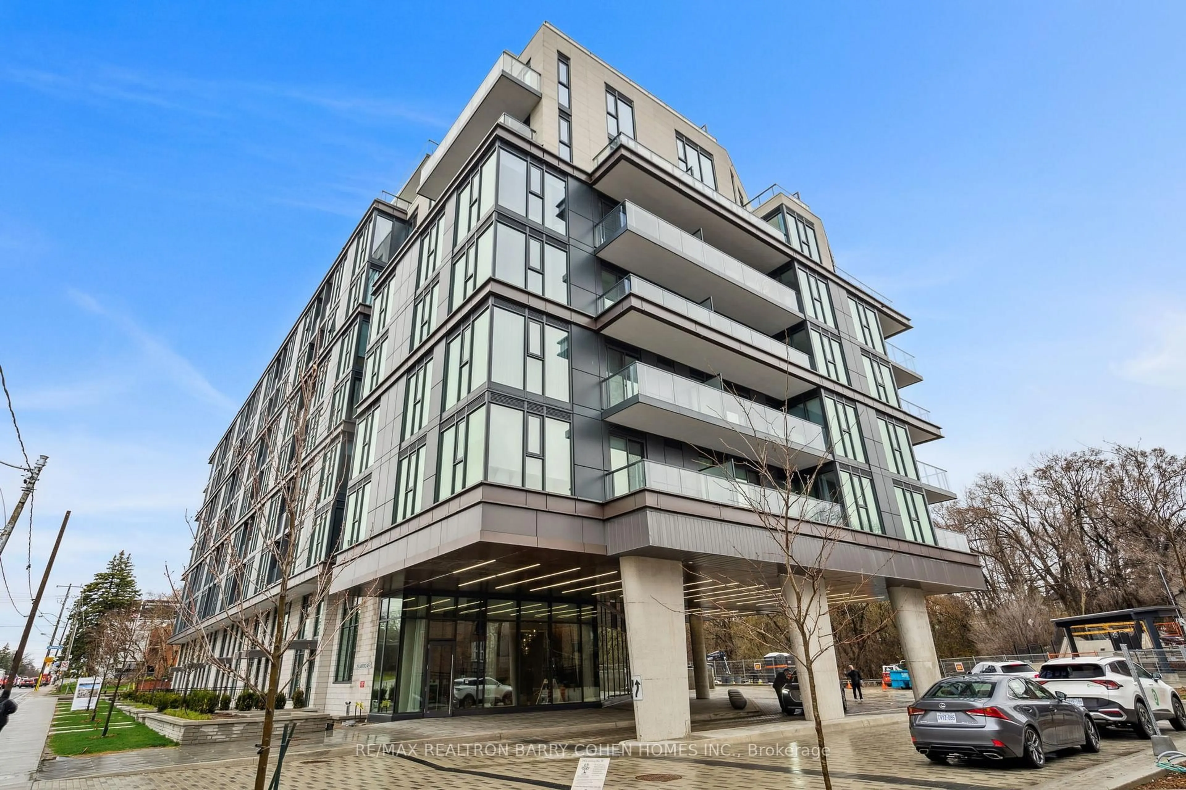 Indoor foyer for 250 Lawrence Ave #906, Toronto Ontario M5M 1B1