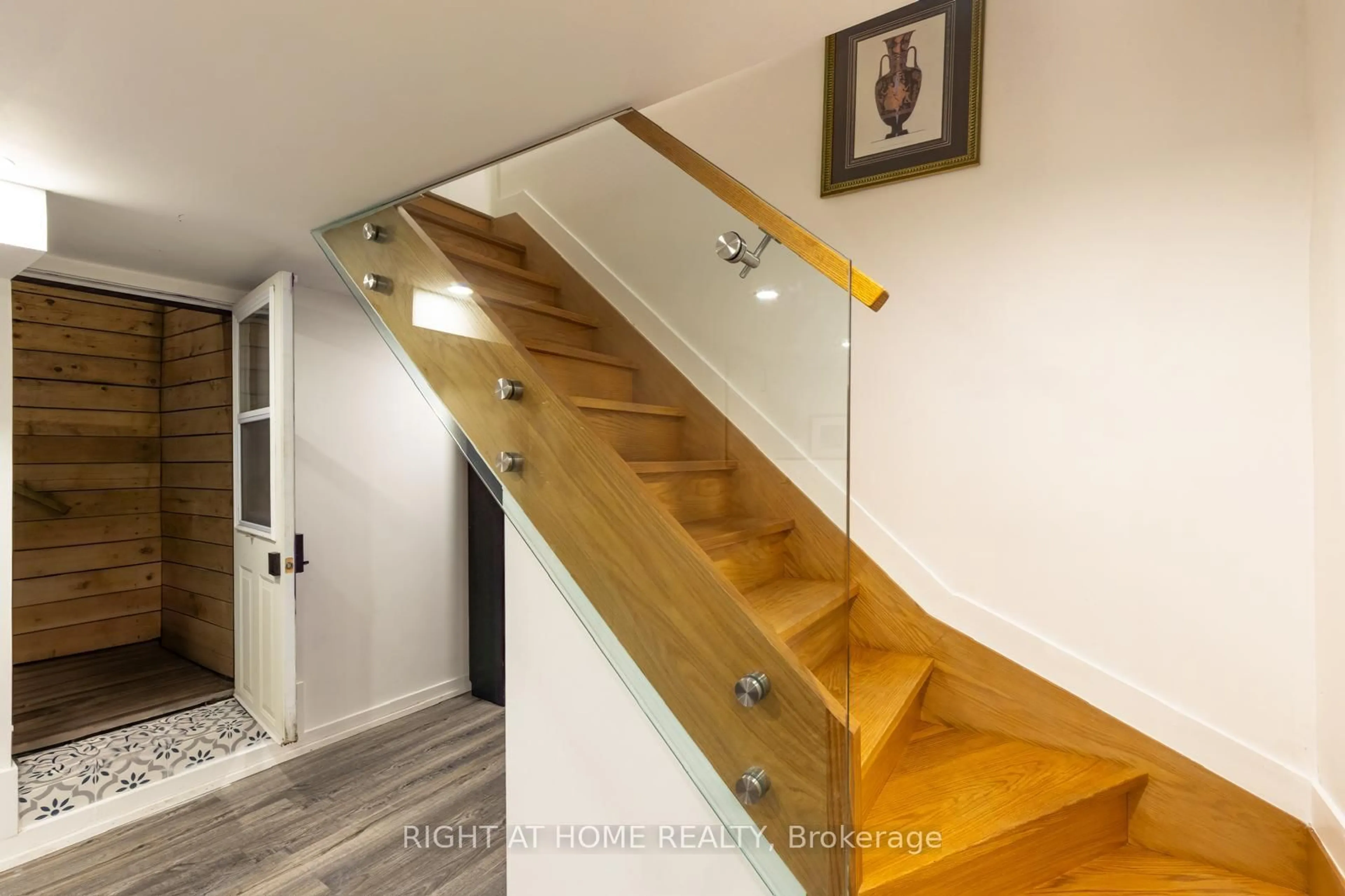 Stairs for 377 Lansdowne Ave, Toronto Ontario M6H 3Y2
