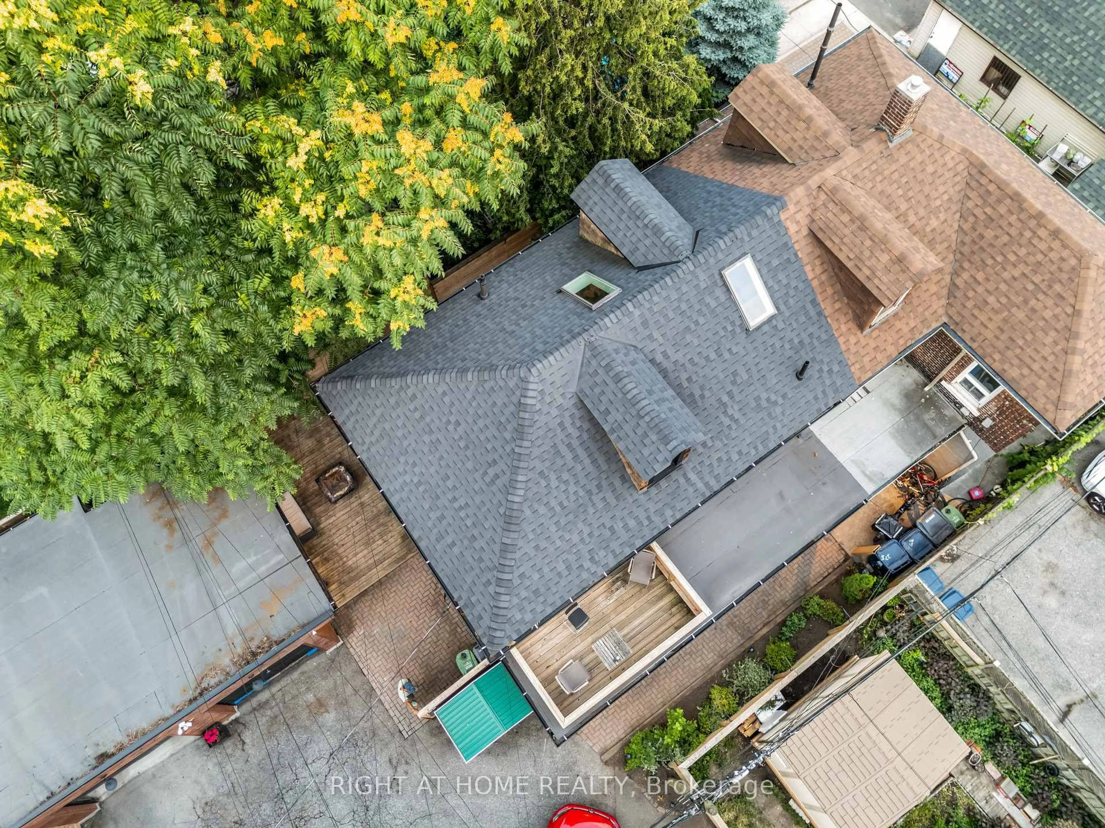 A pic from outside/outdoor area/front of a property/back of a property/a pic from drone, unknown for 377 Lansdowne Ave, Toronto Ontario M6H 3Y2