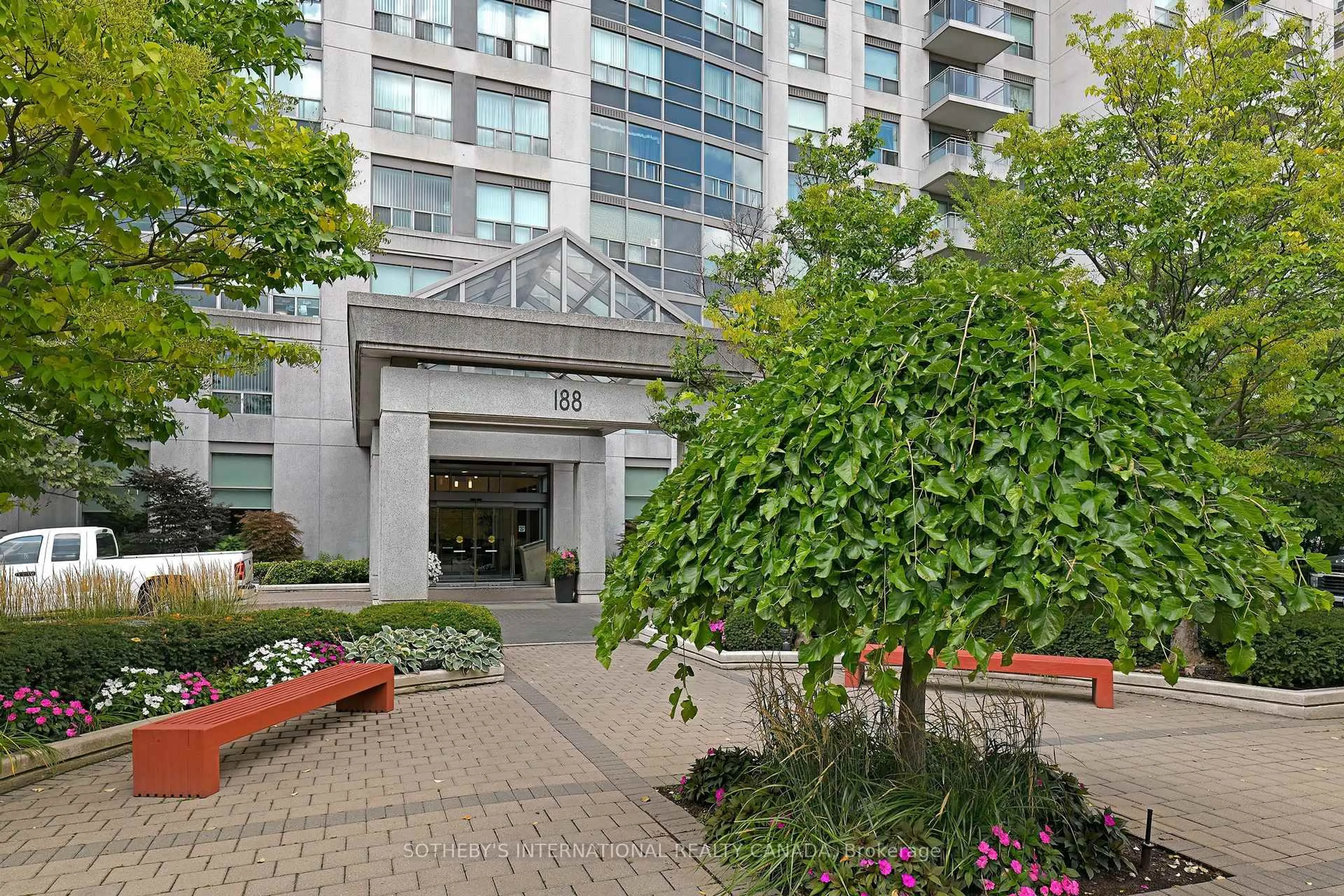 Indoor foyer for 188 Doris Ave #1704, Toronto Ontario M2N 6Z5