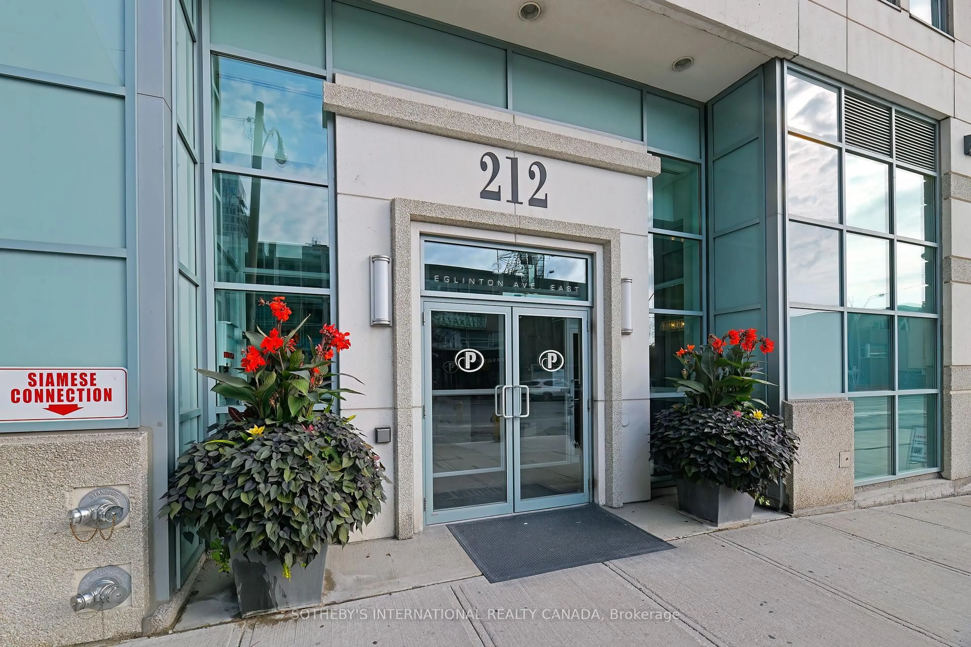 Indoor foyer for 212 Eglinton Ave #307, Toronto Ontario M4P 0A3