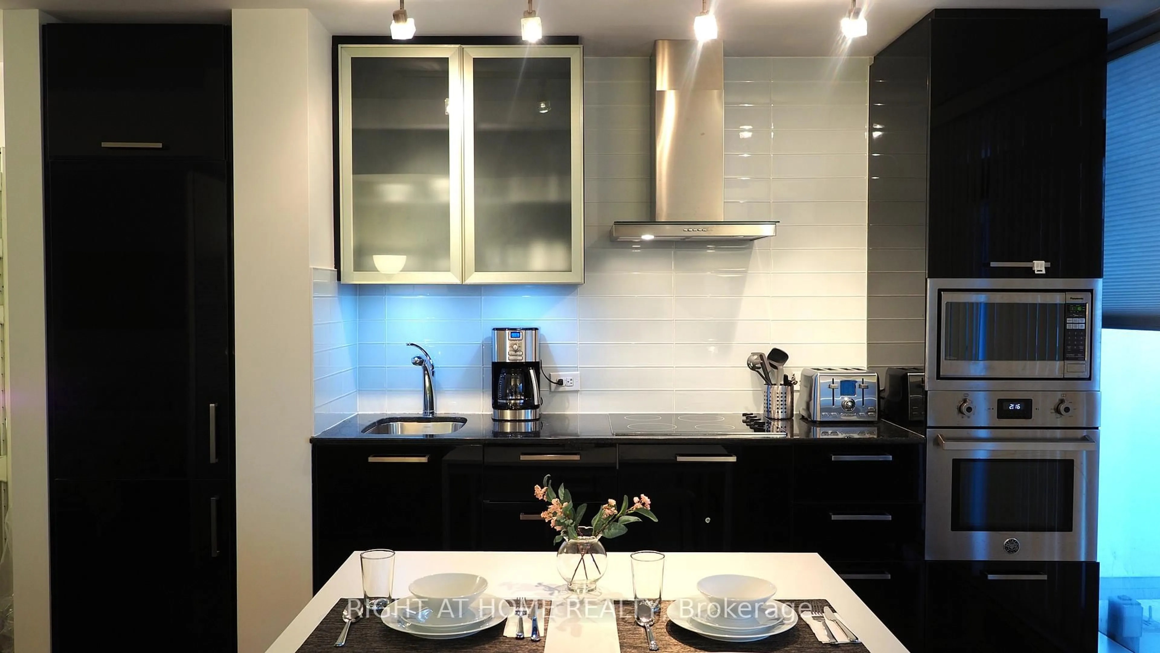Unknown for 12 York St #1905, Toronto Ontario M5J 0A9
