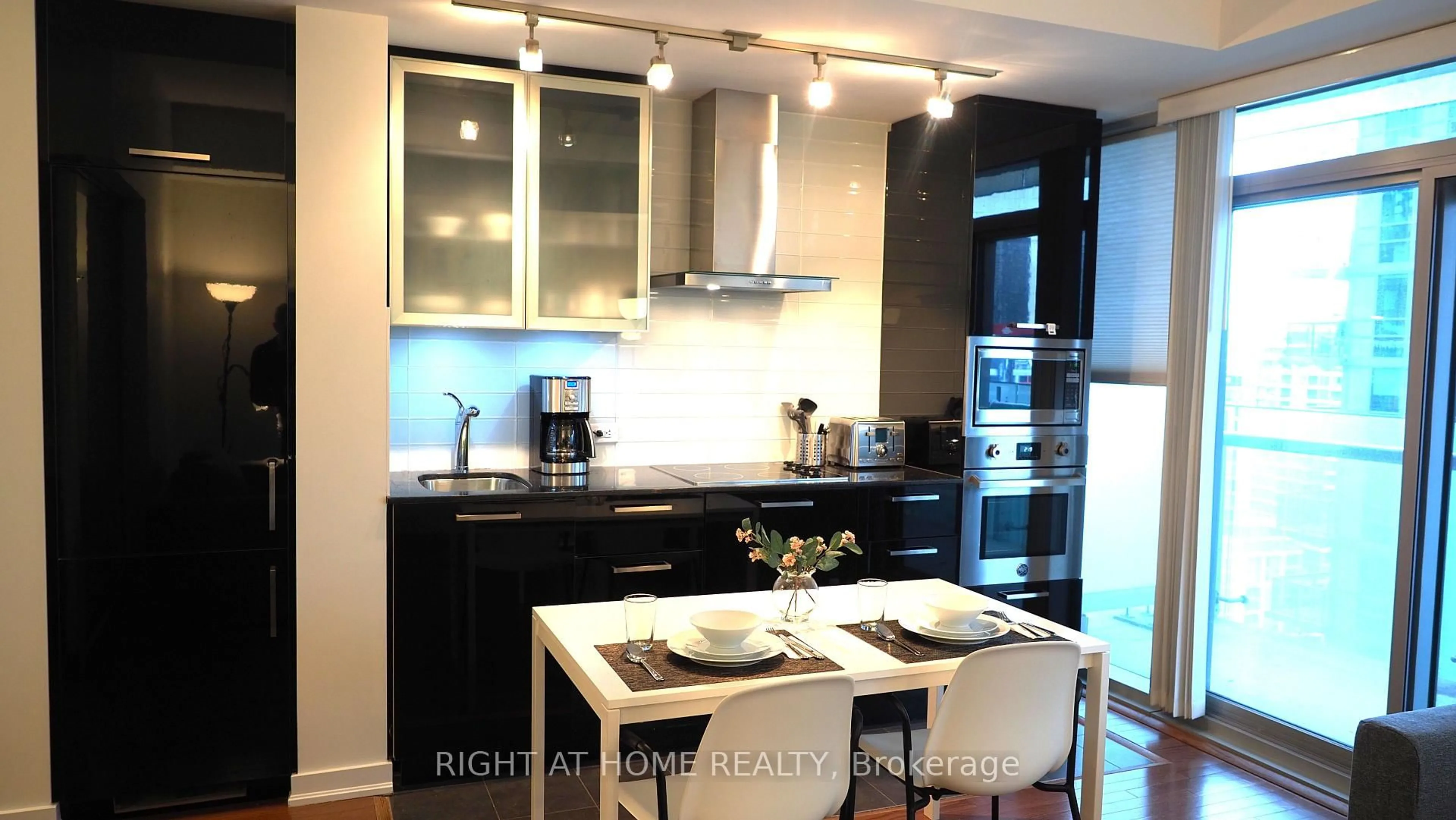 Contemporary kitchen, wood/laminate floor for 12 York St #1905, Toronto Ontario M5J 0A9