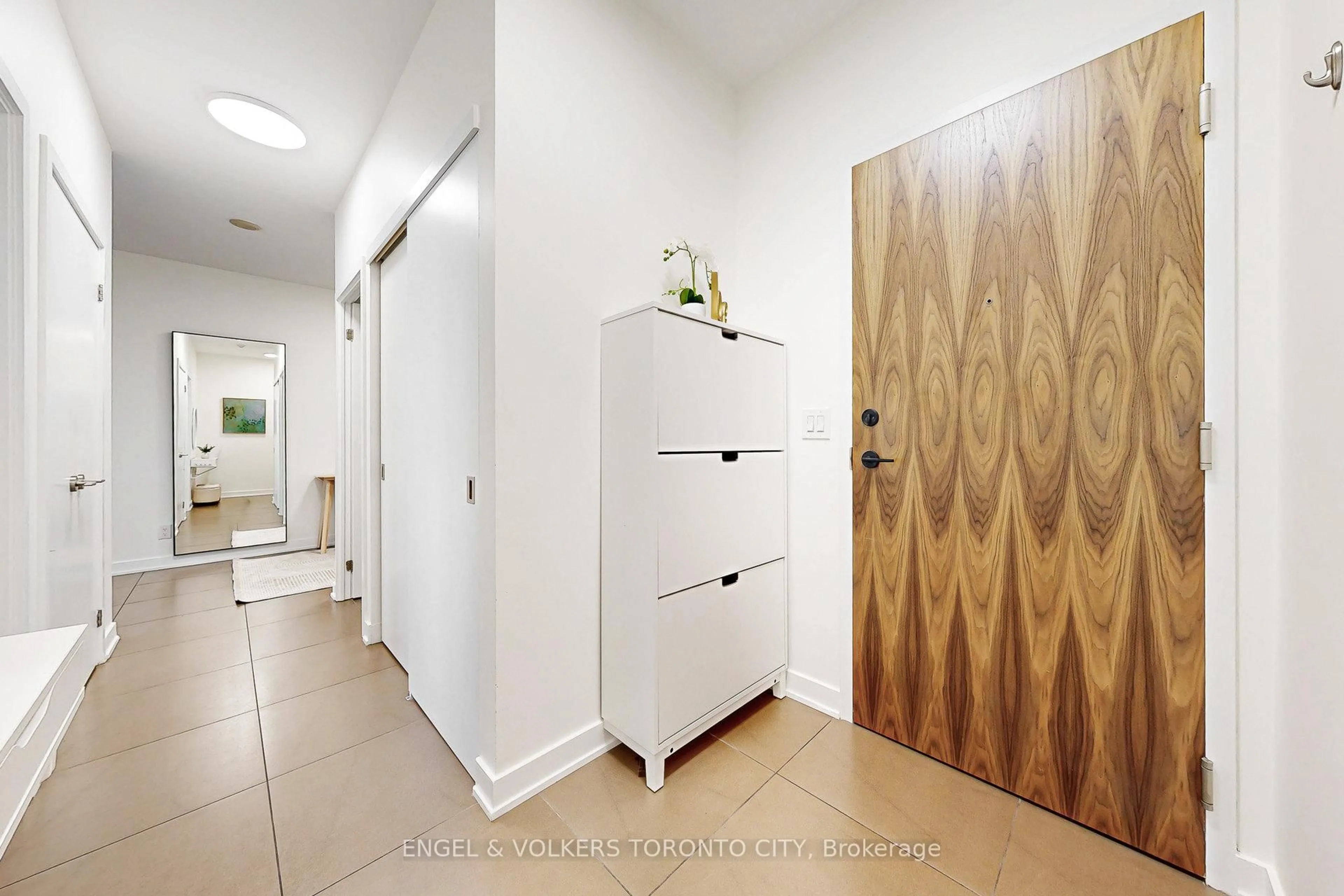 Indoor entryway for 1 Market St #1910, Toronto Ontario M5E 0A2